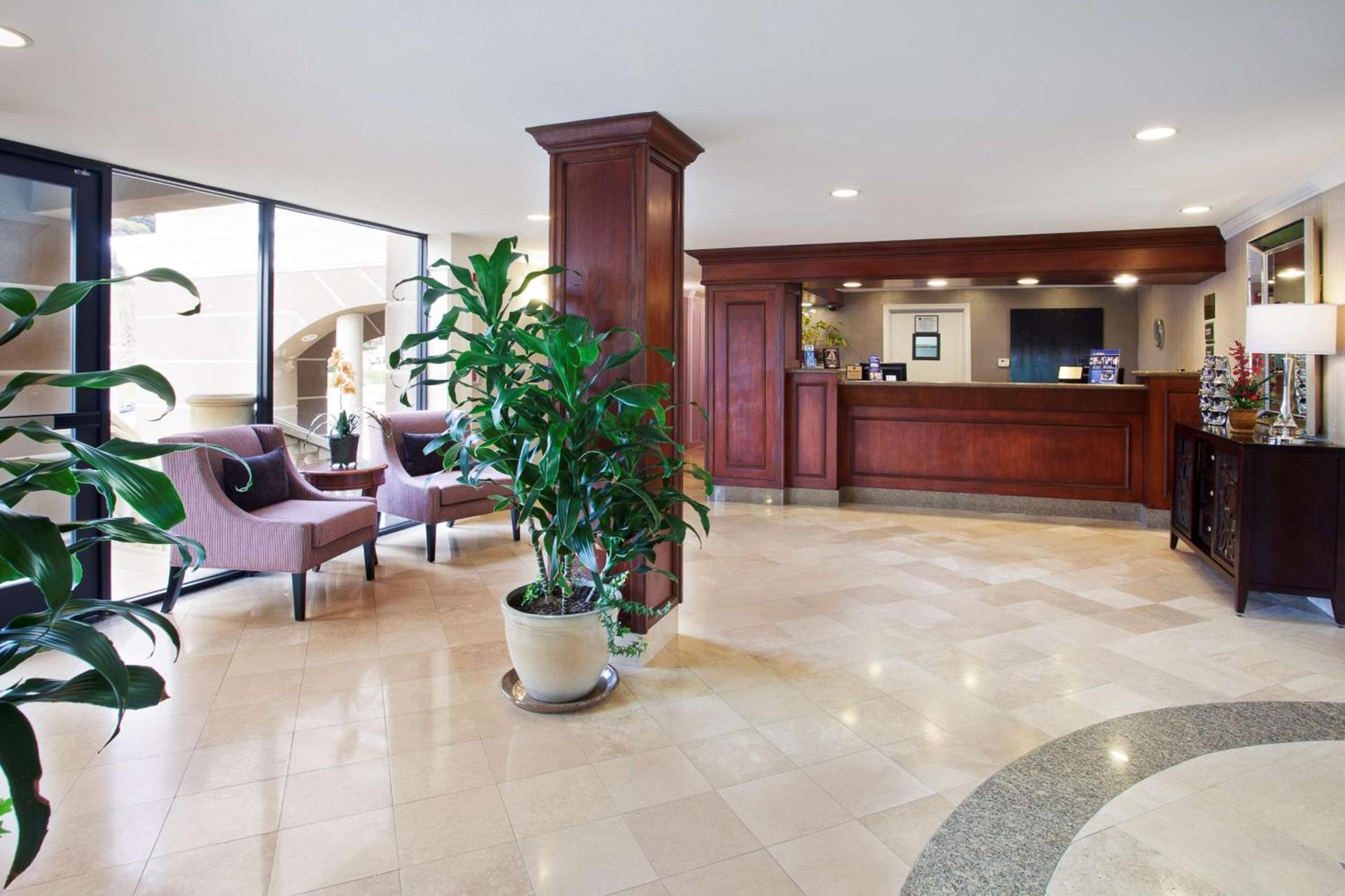 Best Western Plus Marina Shores Hotel photo 2