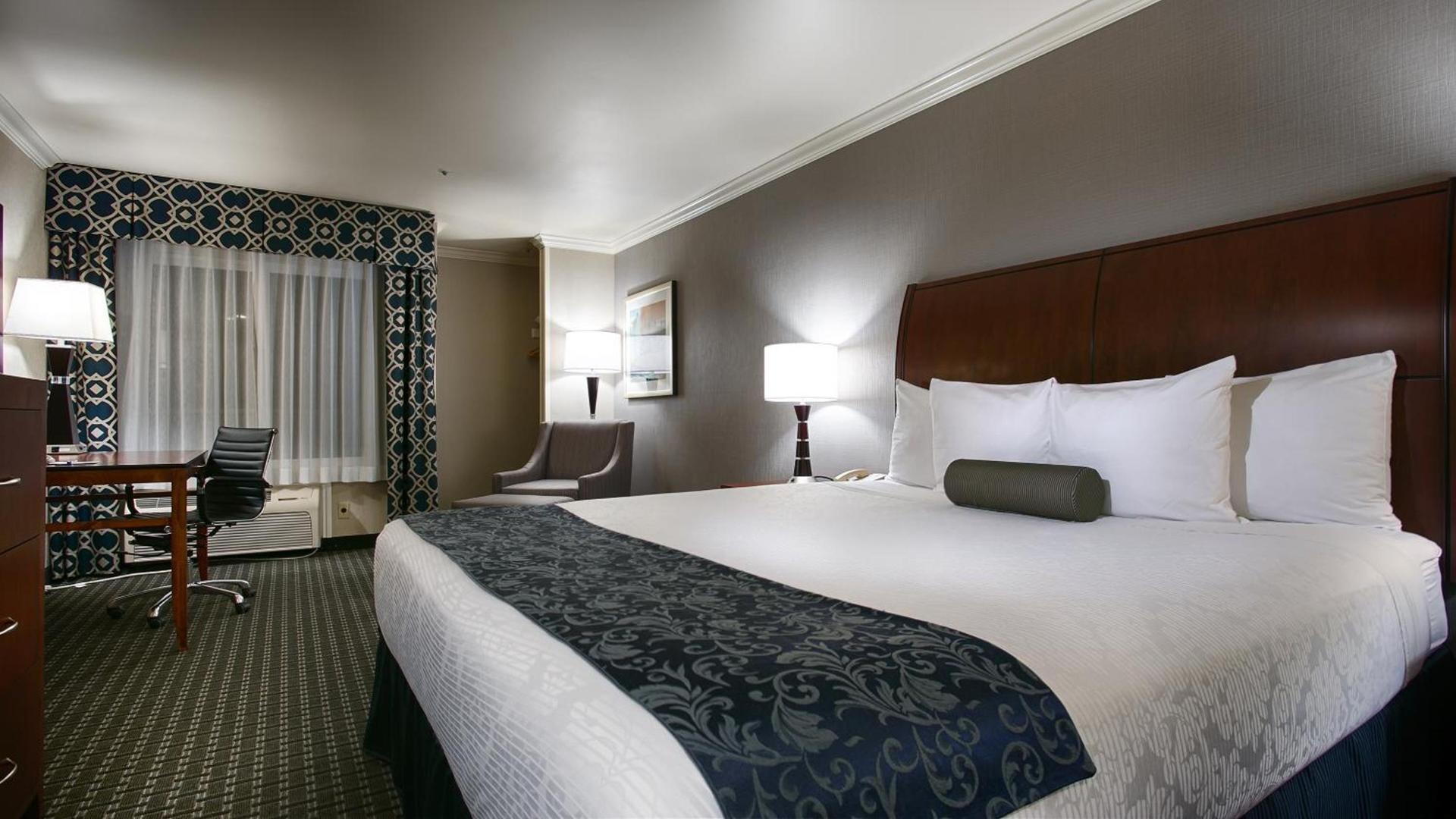 Best Western Plus Marina Shores Hotel photo 4