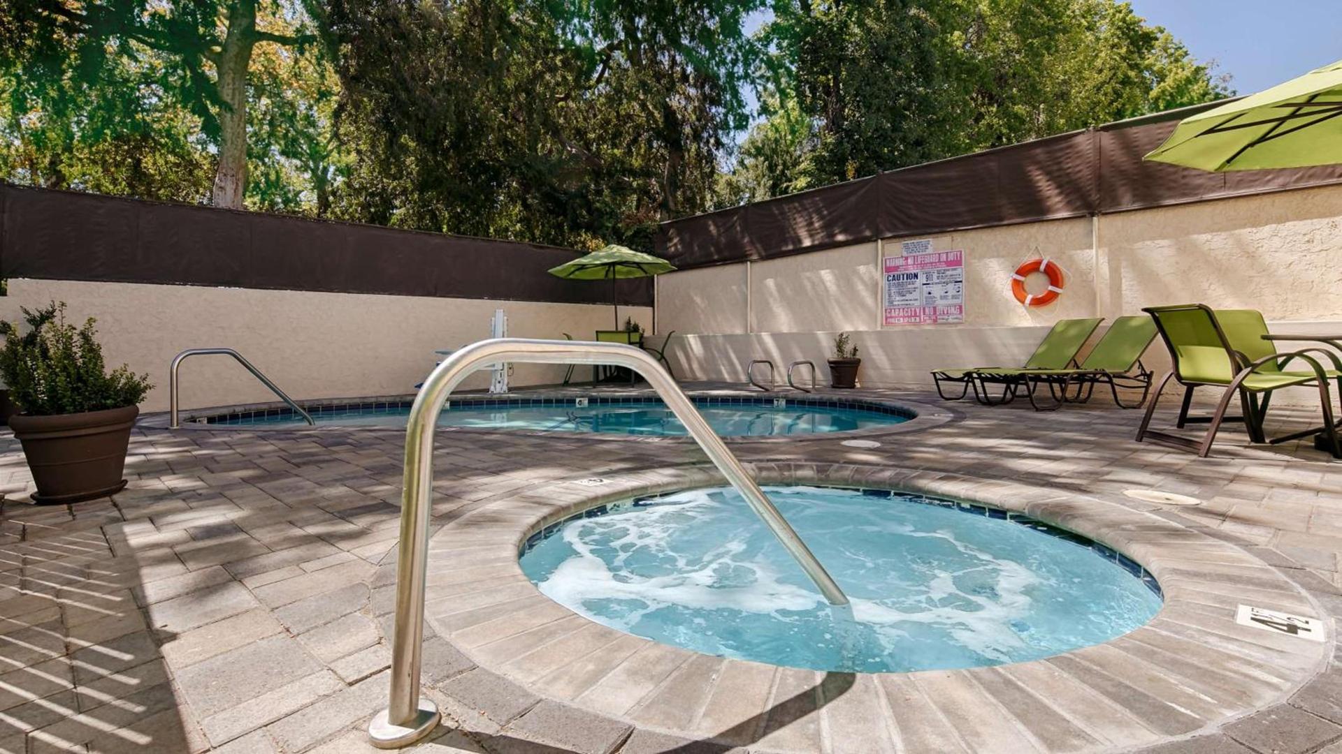 Best Western Plus Glendale photo 2