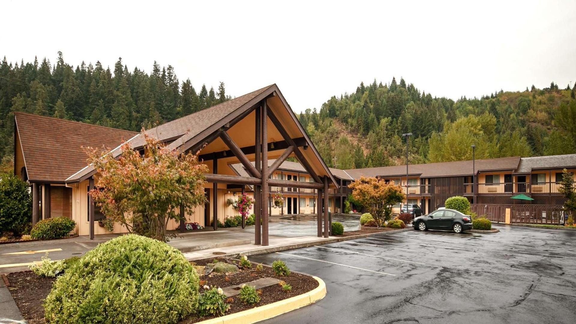 Oakridge Inn & Suites photo 16