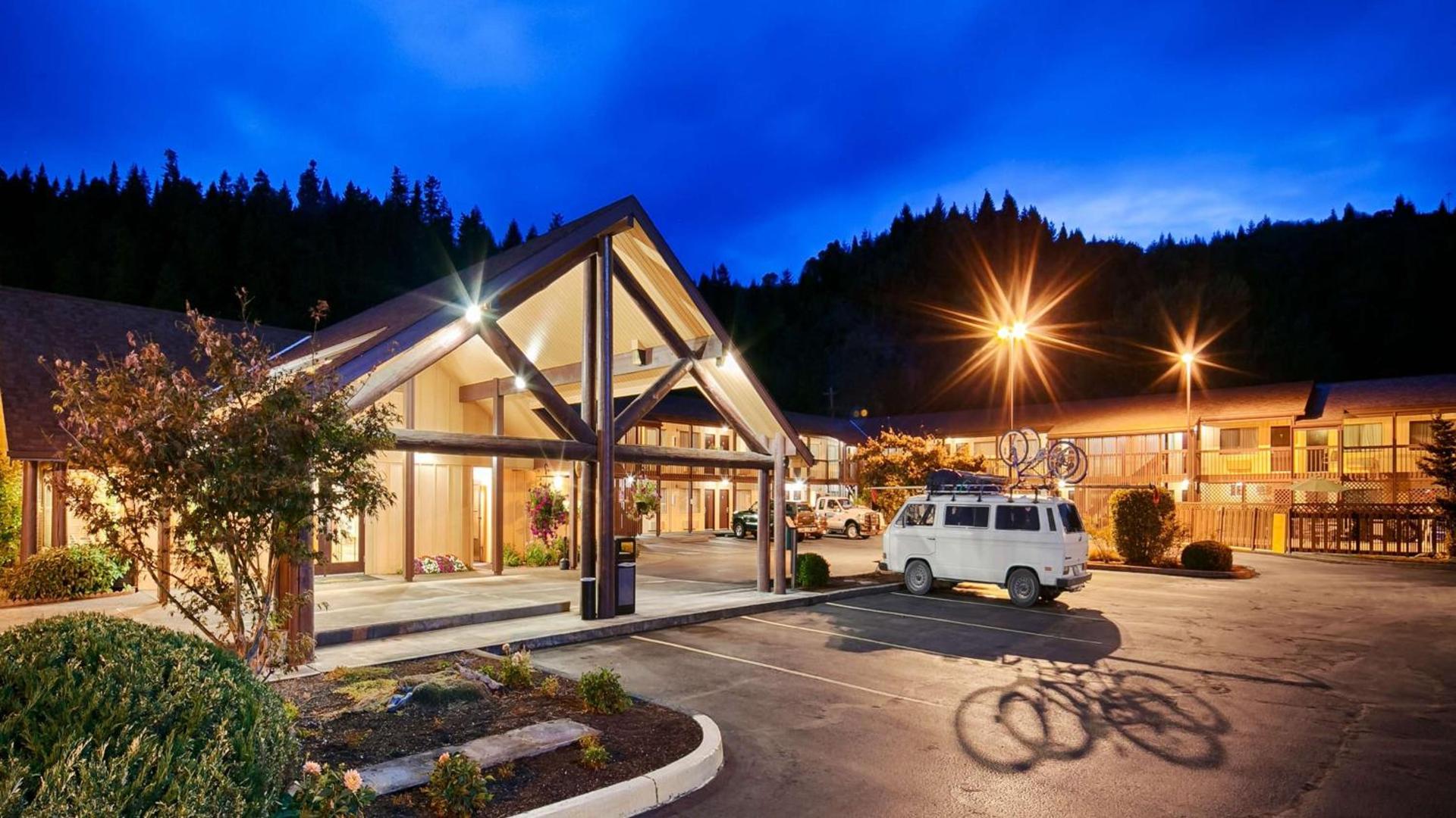 Oakridge Inn & Suites photo 1
