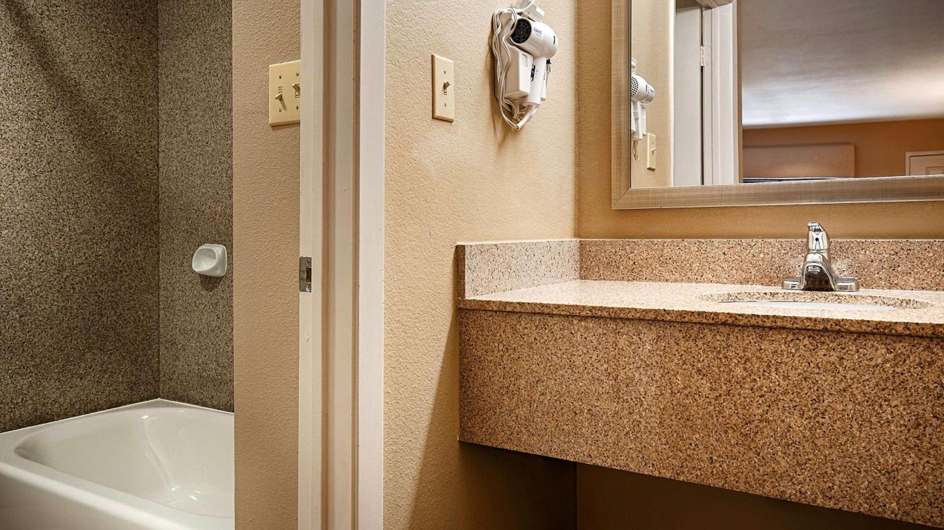 Best Western Cedar Inn photo 11