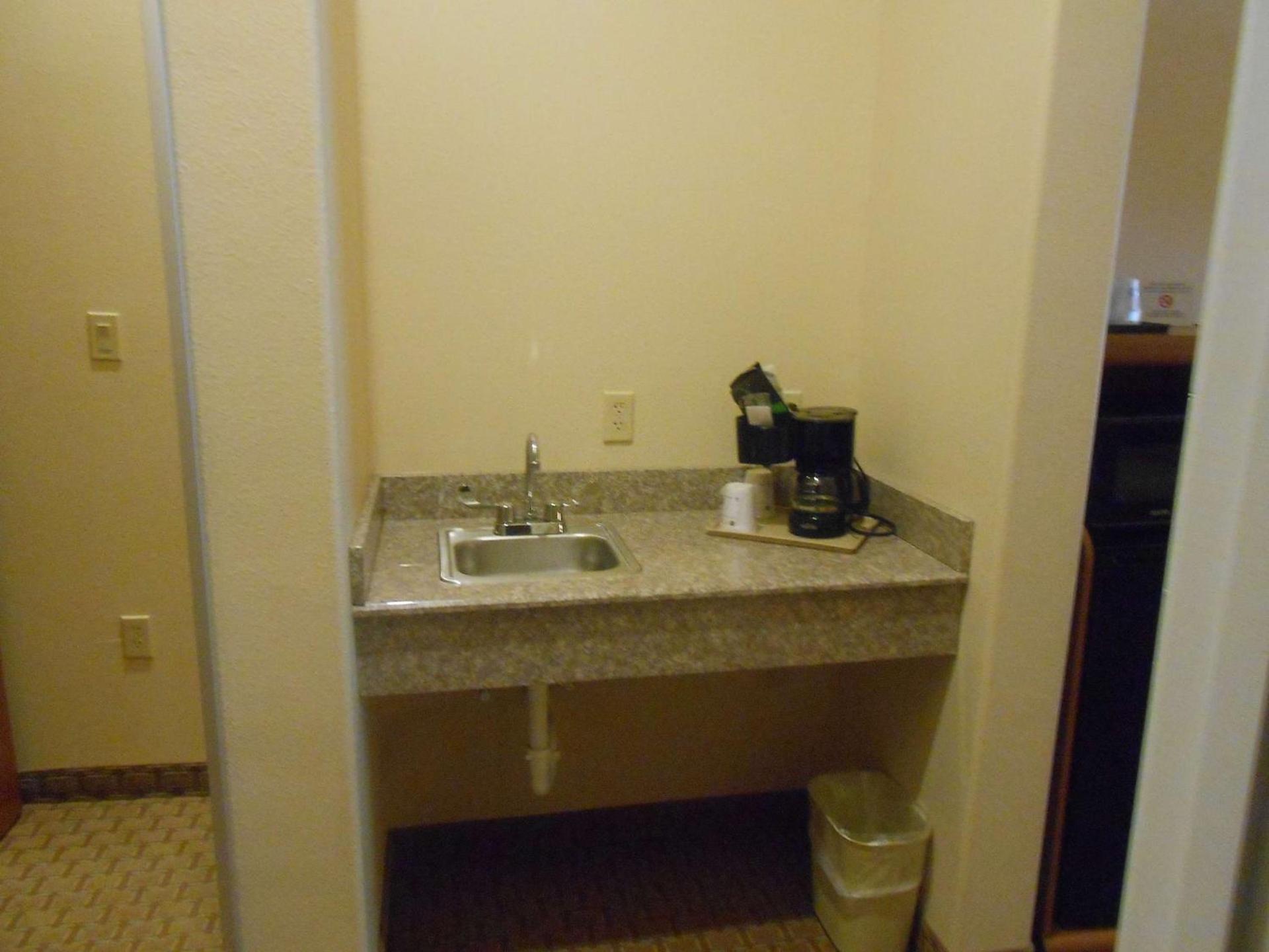 Best Western Plus New Caney Inn & Suites photo 25
