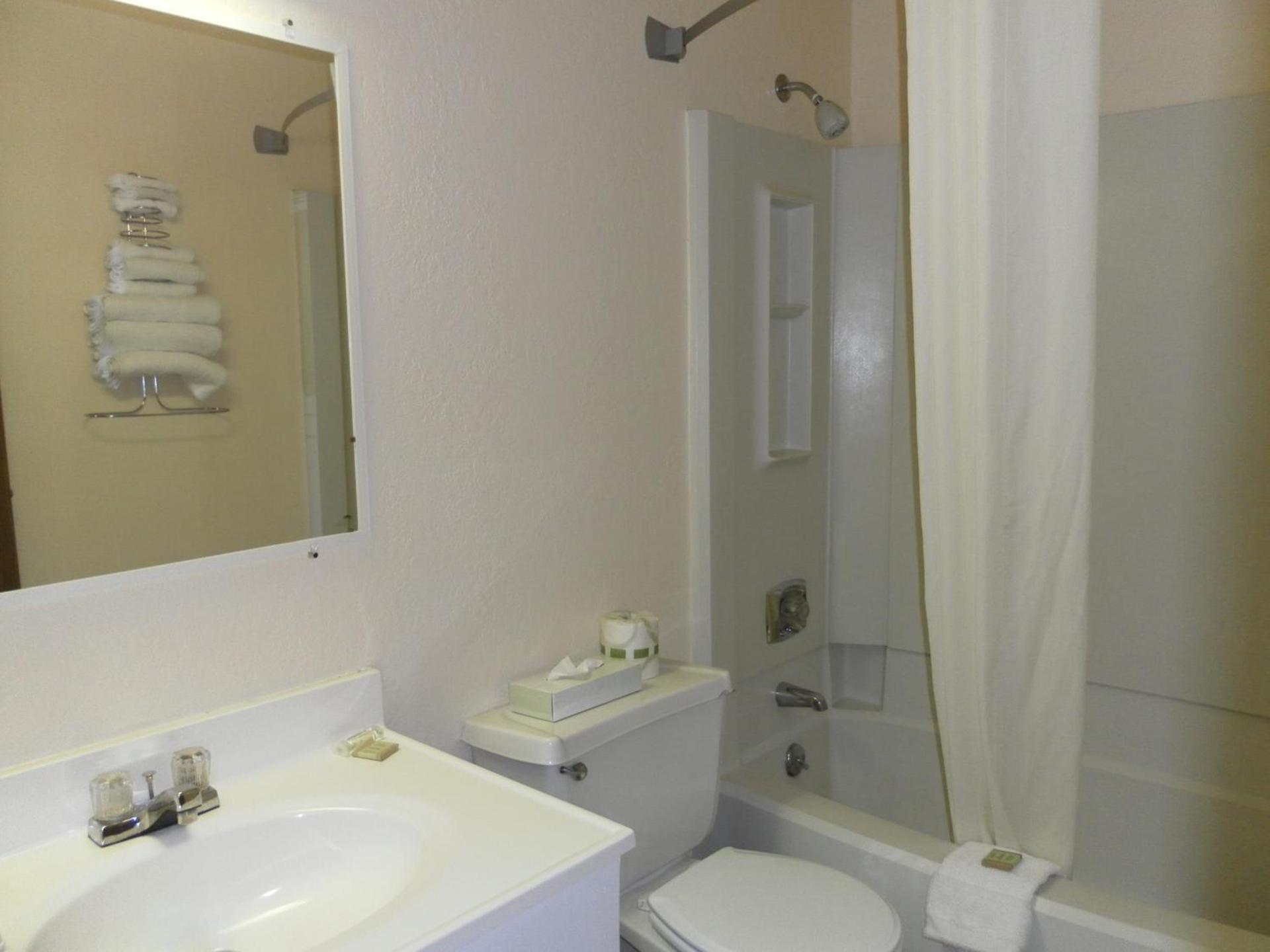Super 8 by Wyndham Saginaw photo 32