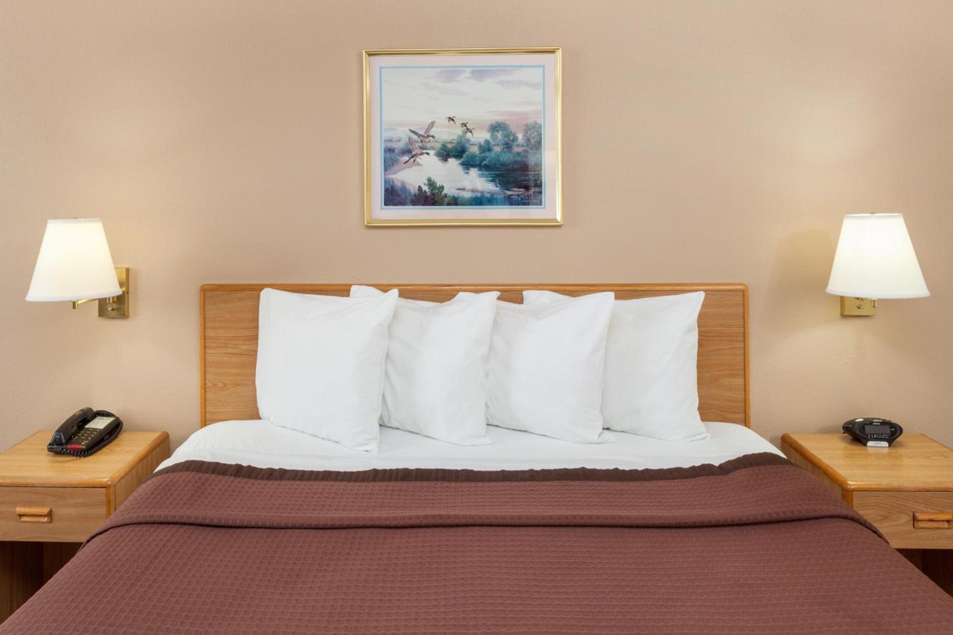 Days Inn by Wyndham Charleston photo 18