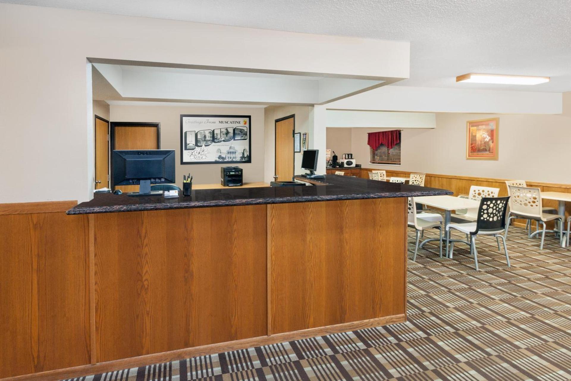 Super 8 by Wyndham Muscatine photo 26