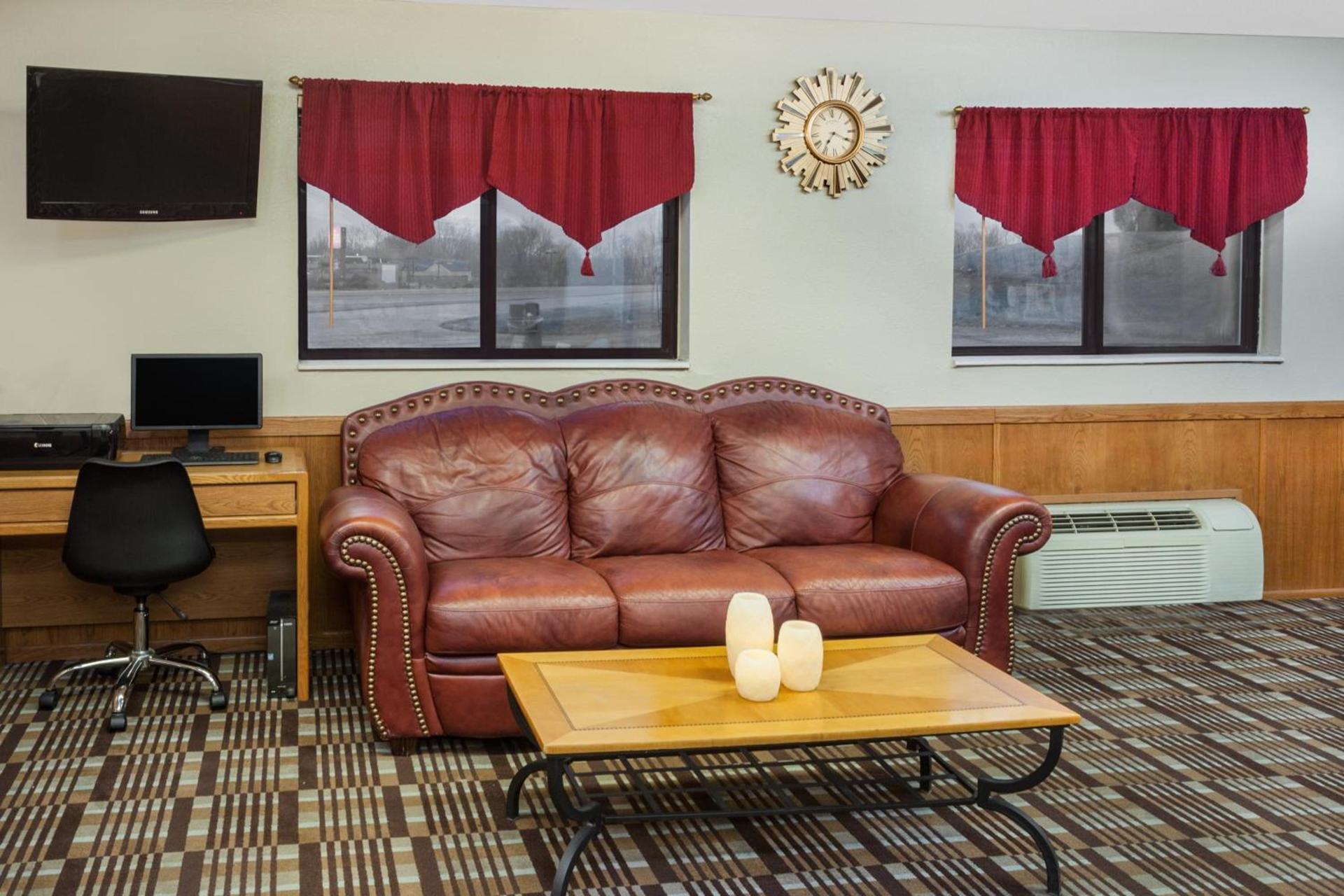 Super 8 by Wyndham Muscatine photo 25