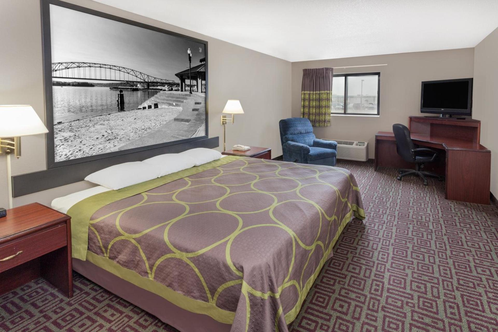Super 8 by Wyndham Muscatine photo 16