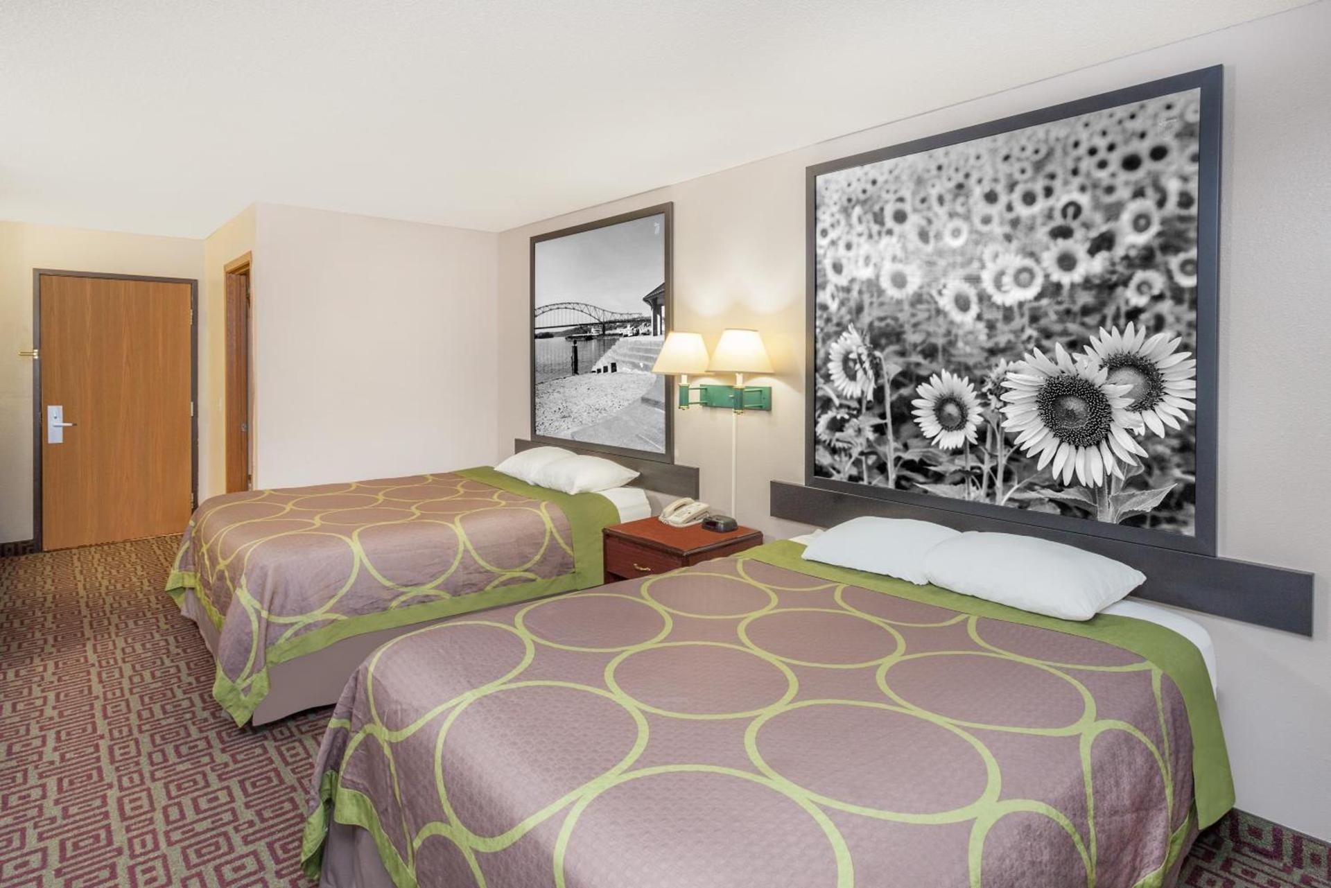 Super 8 by Wyndham Muscatine photo 21