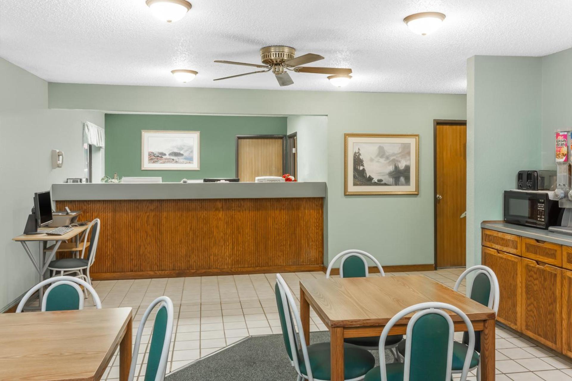 Super 8 by Wyndham Washington/Peoria Area photo 18