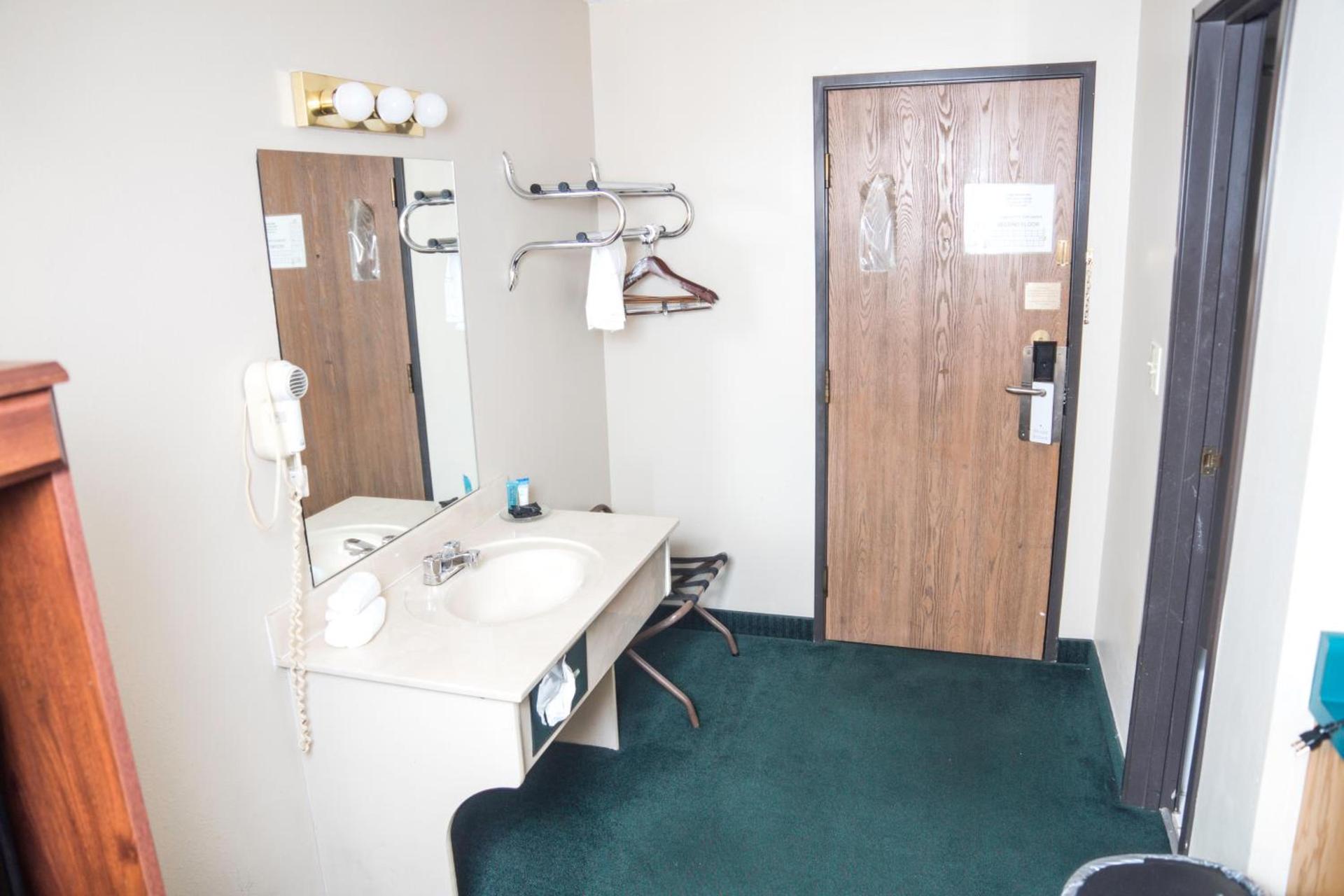 Americas Best Value Inn St. Louis / South photo 15