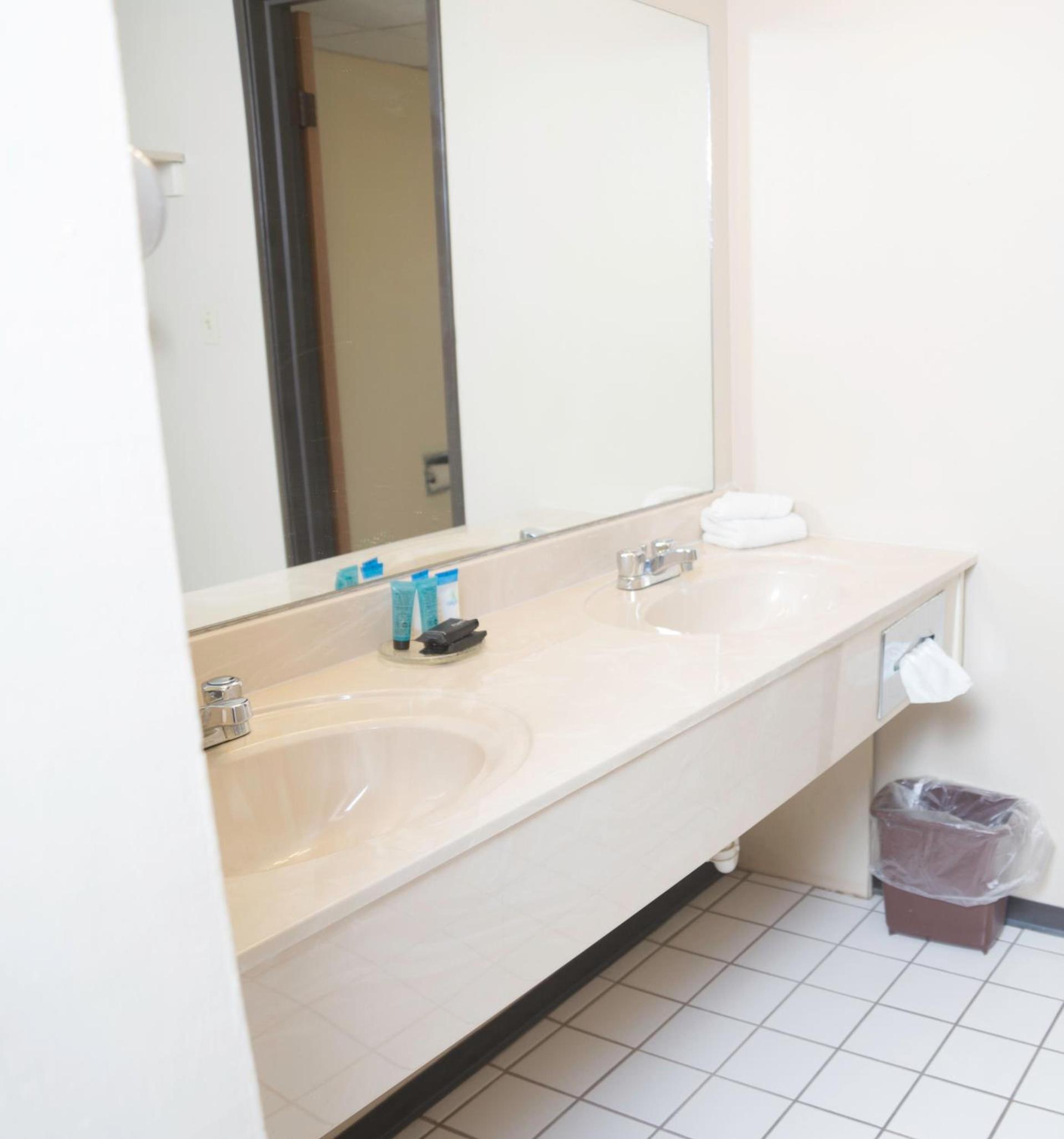 Americas Best Value Inn St. Louis / South photo 7