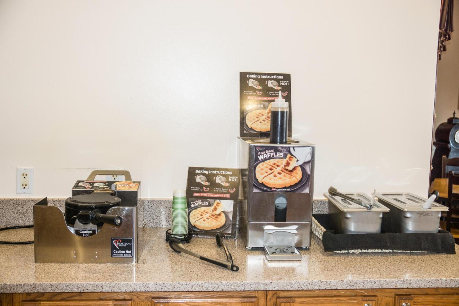 Americas Best Value Inn St. Louis / South photo 23