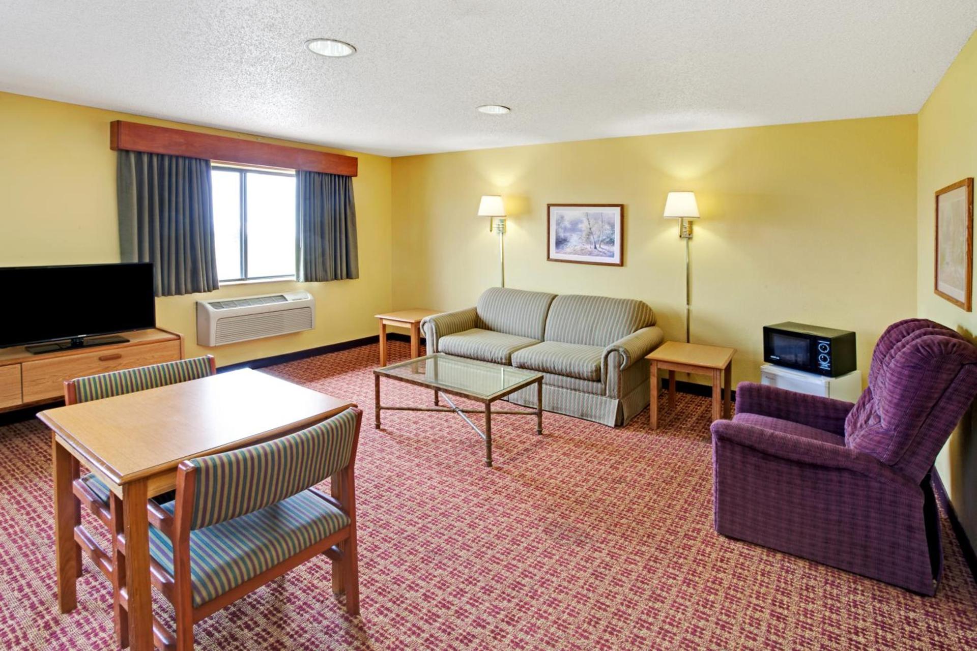 Super 8 by Wyndham Romeoville Bolingbrook photo 9