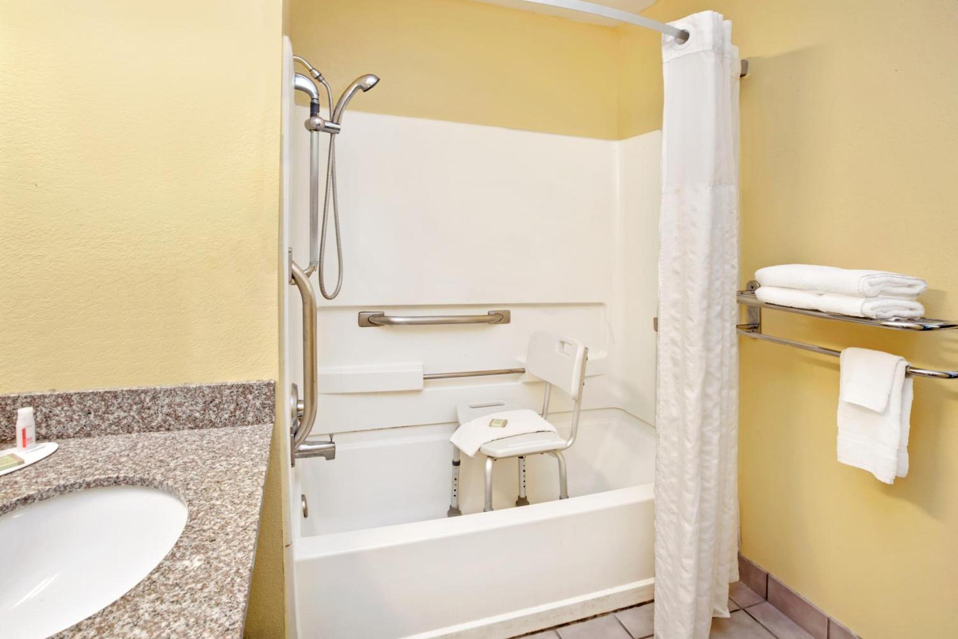 Super 8 by Wyndham Romeoville Bolingbrook photo 10