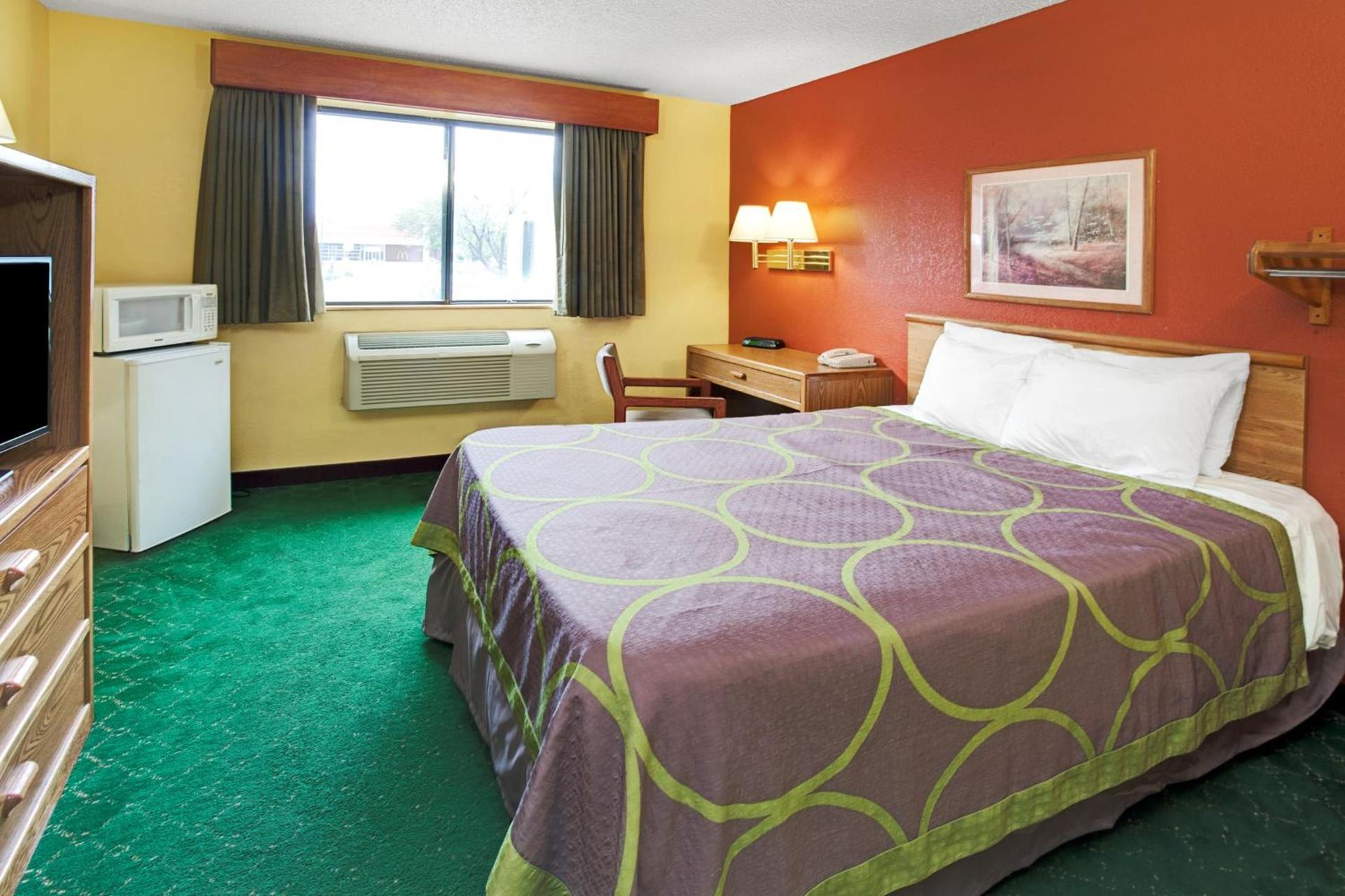 Super 8 by Wyndham Romeoville Bolingbrook photo 12