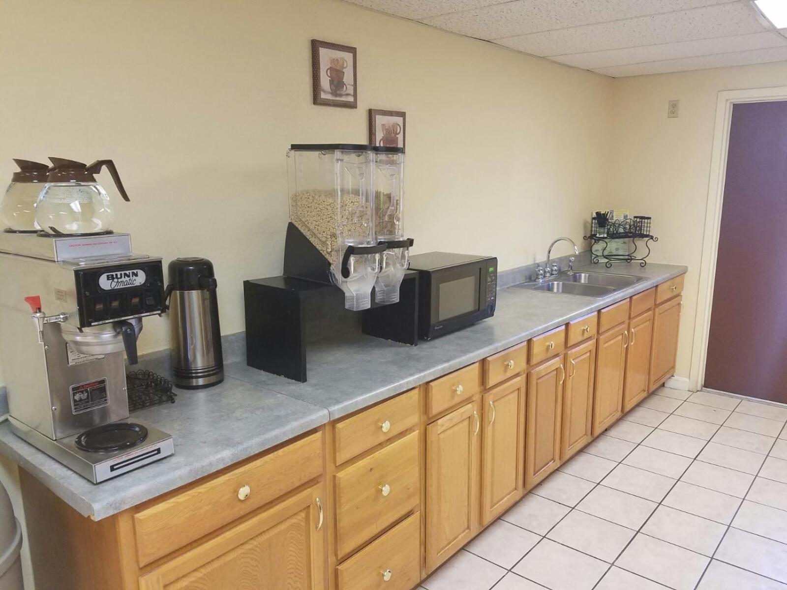 American Inn Evansville East photo 8