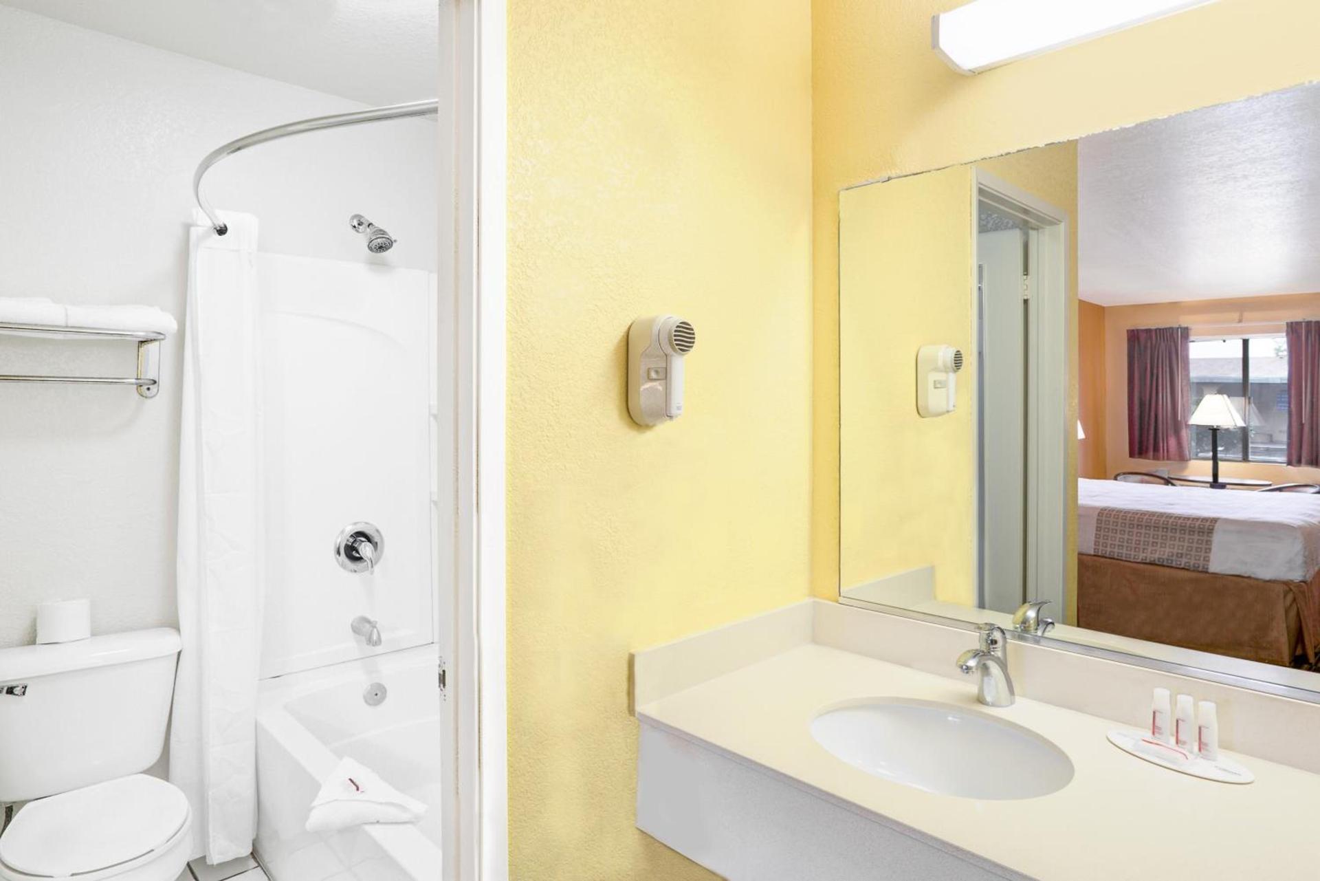 Howard Johnson by Wyndham Modesto Ceres photo 3