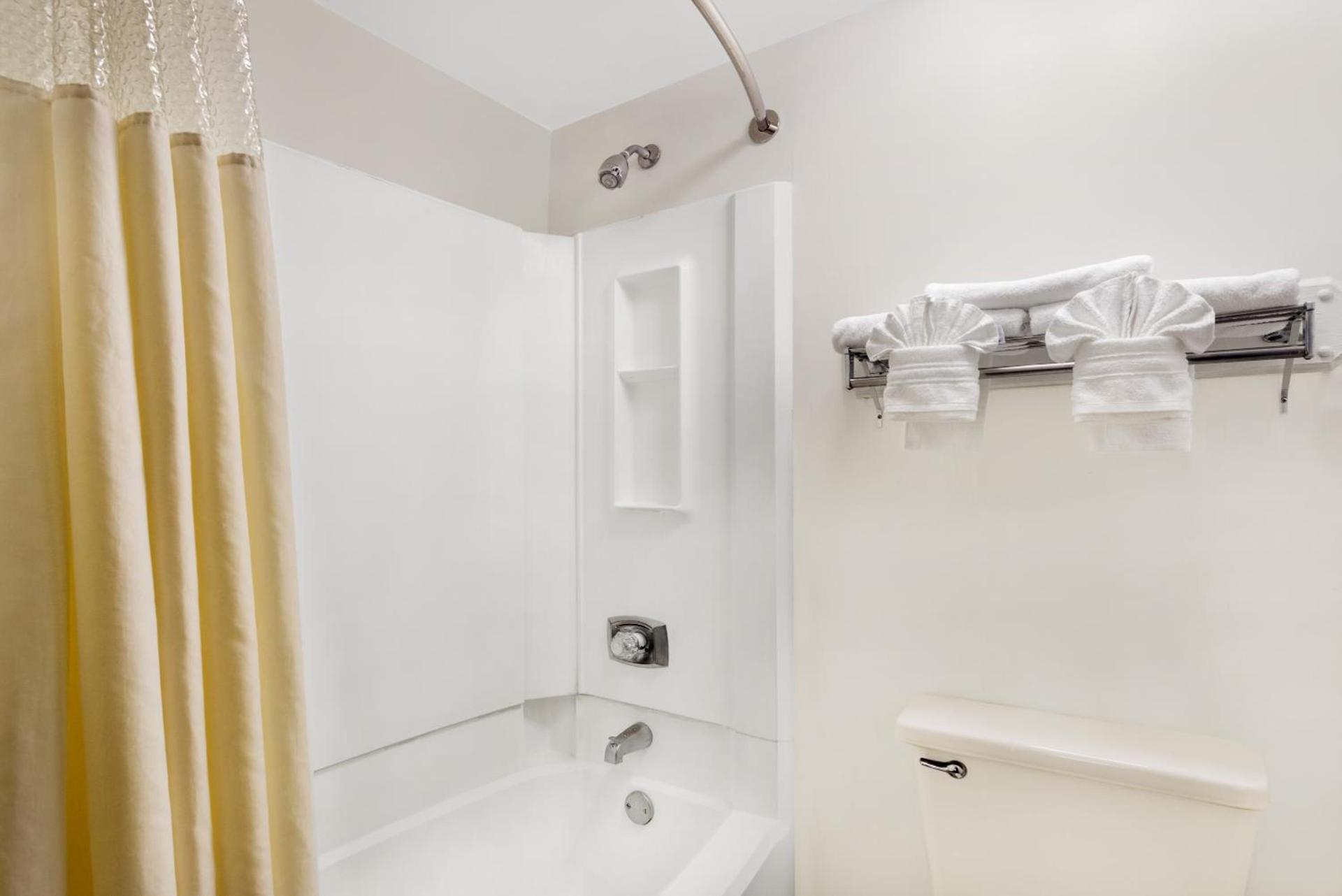 Days Inn by Wyndham Indianapolis Castleton photo 48