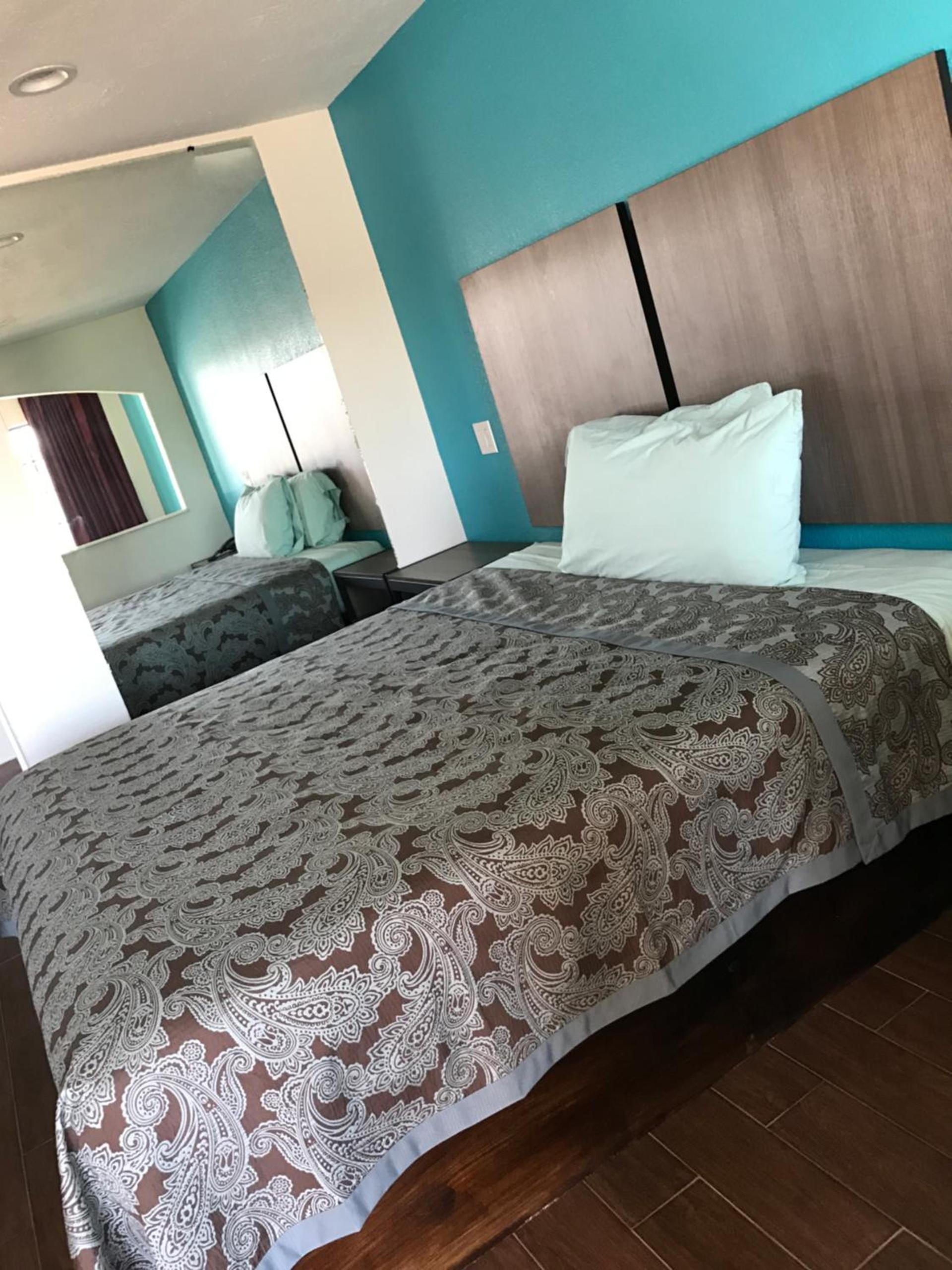 Moonlight Inn & Suites photo 11