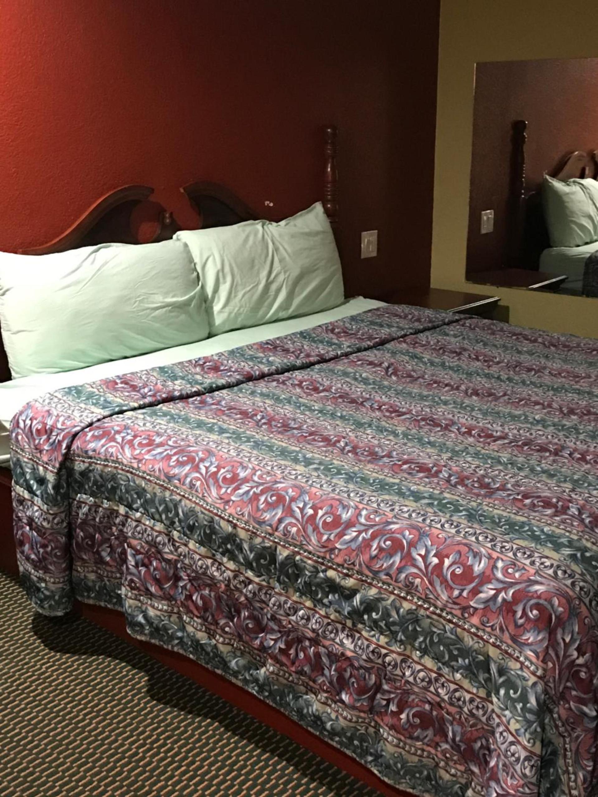 Moonlight Inn & Suites photo 9