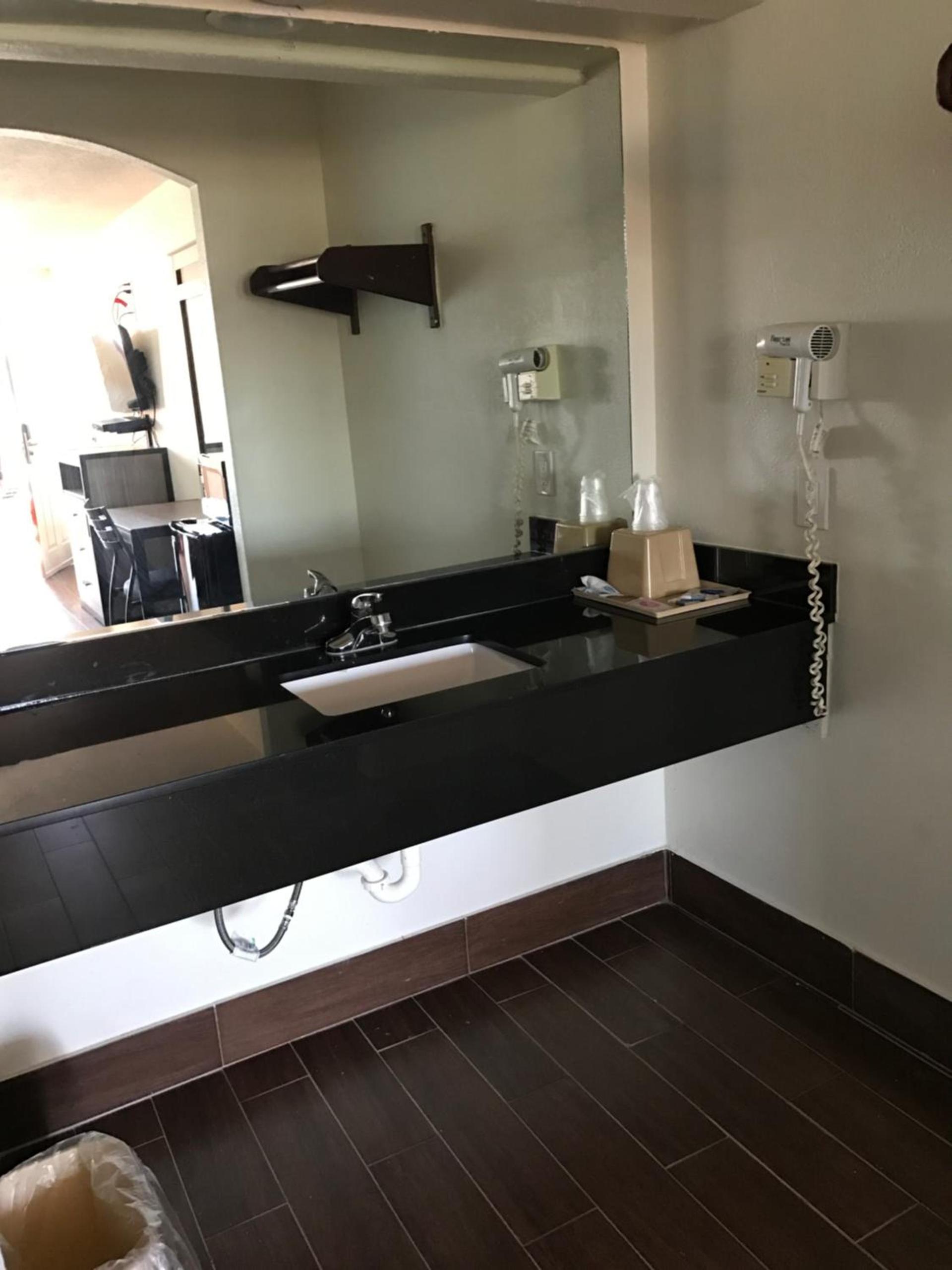 Moonlight Inn & Suites photo 5