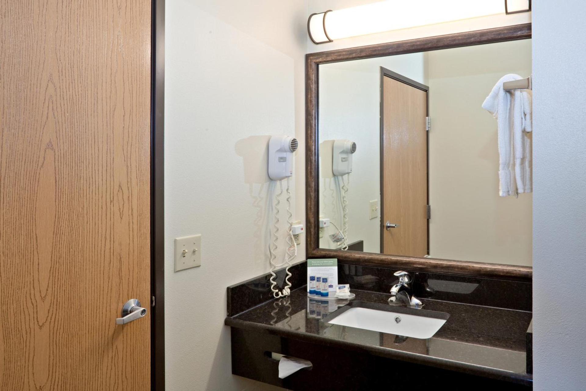 AmericInn by Wyndham Douglas/Saugatuck photo 27