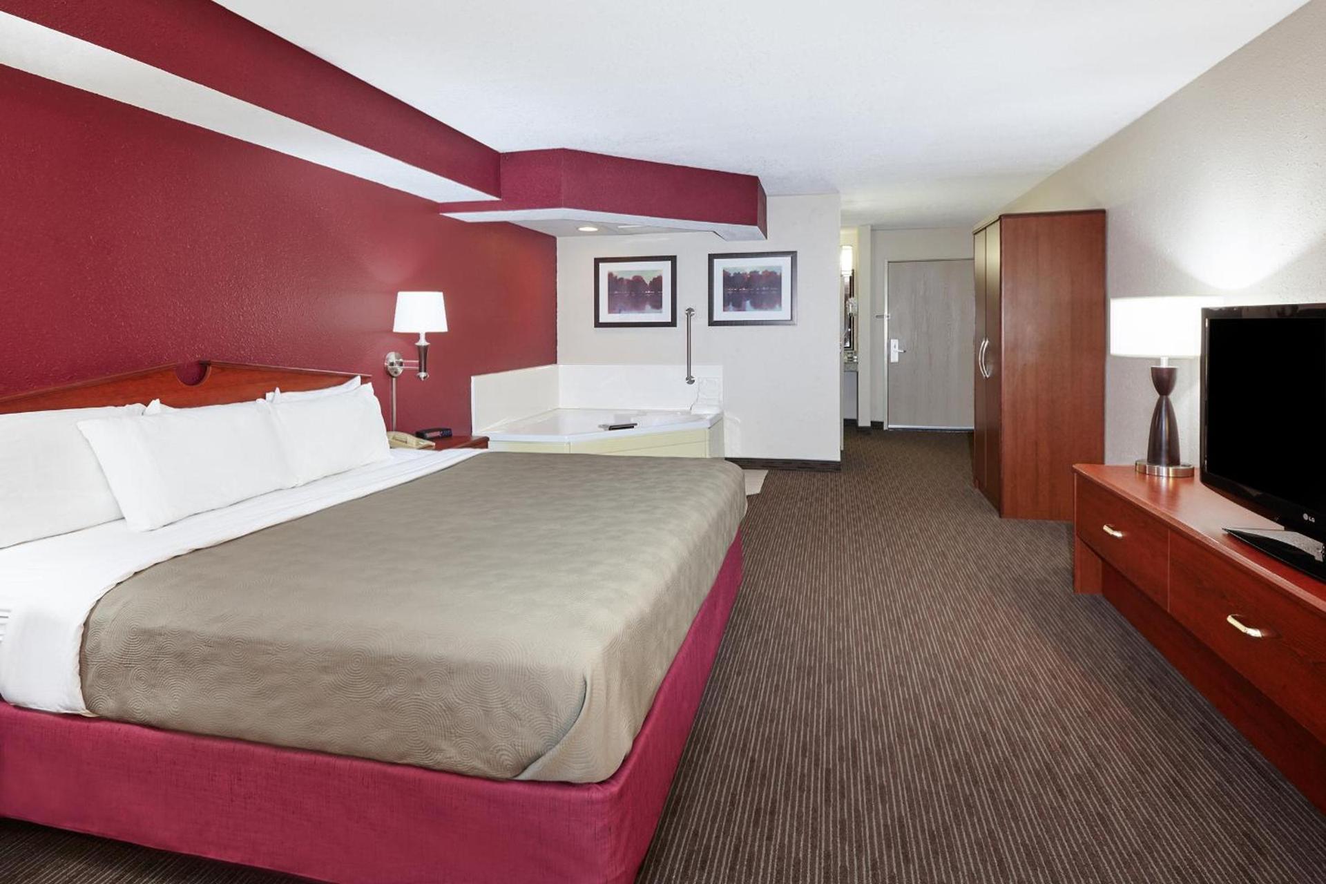 AmericInn by Wyndham Douglas/Saugatuck photo 39