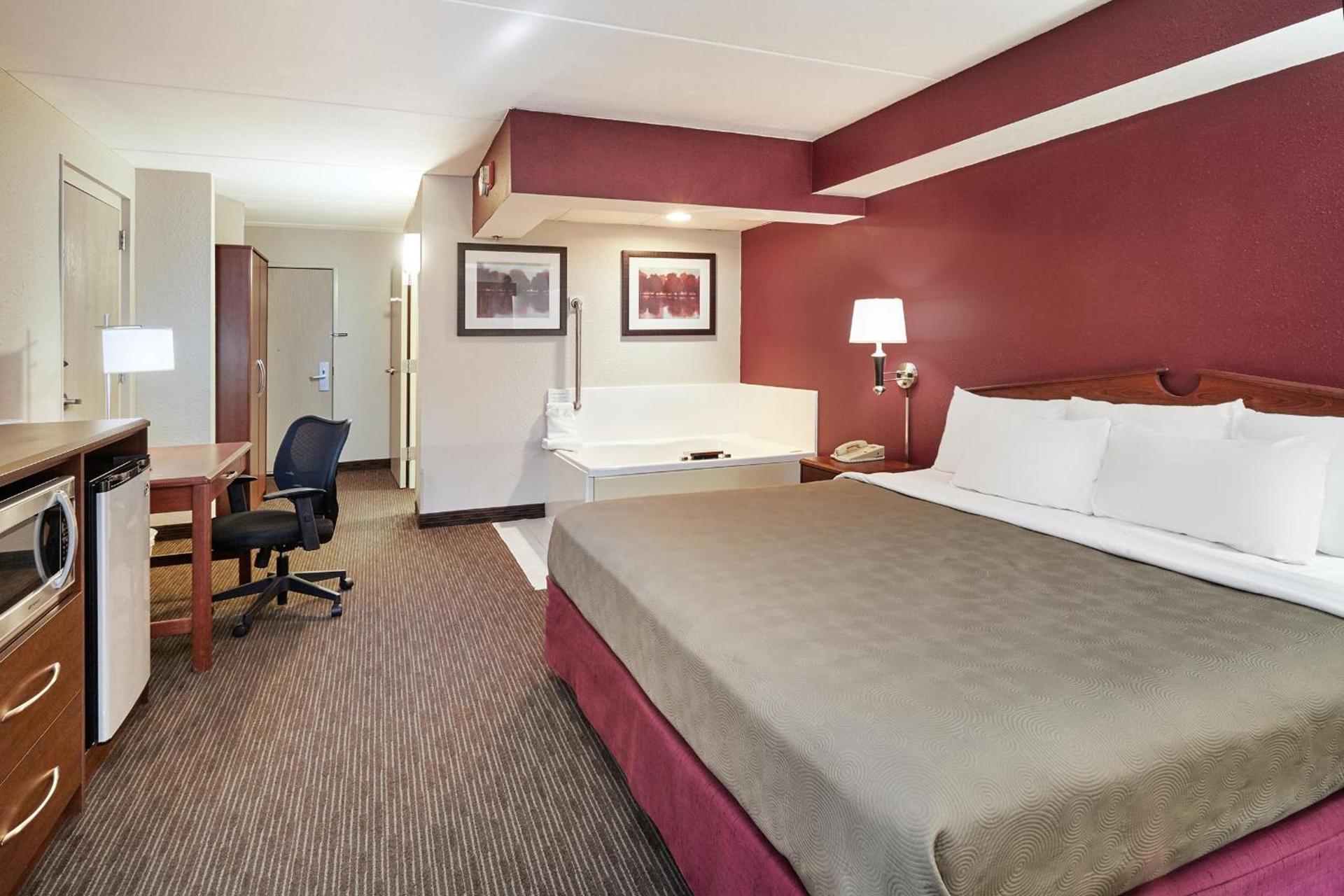 AmericInn by Wyndham Douglas/Saugatuck photo 45