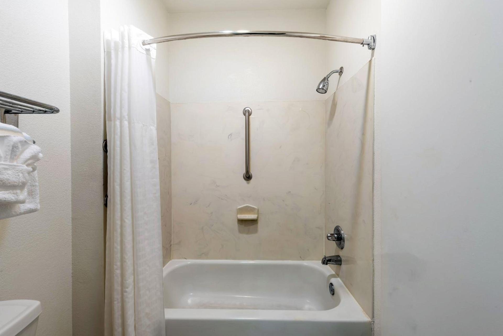 Americas Best Value Inn & Suites Fort Worth South photo 8