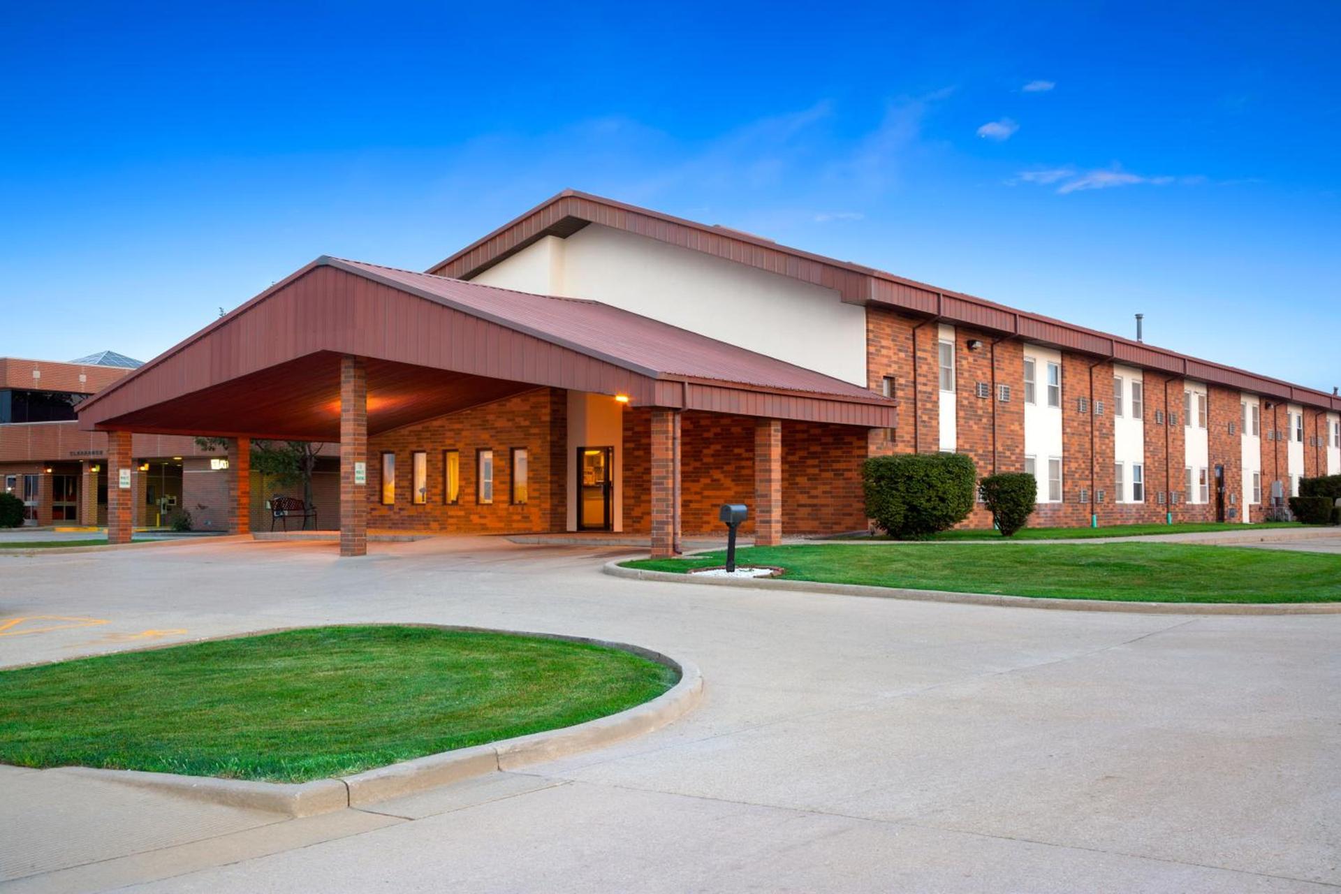 Super 8 by Wyndham Tuscola photo 21