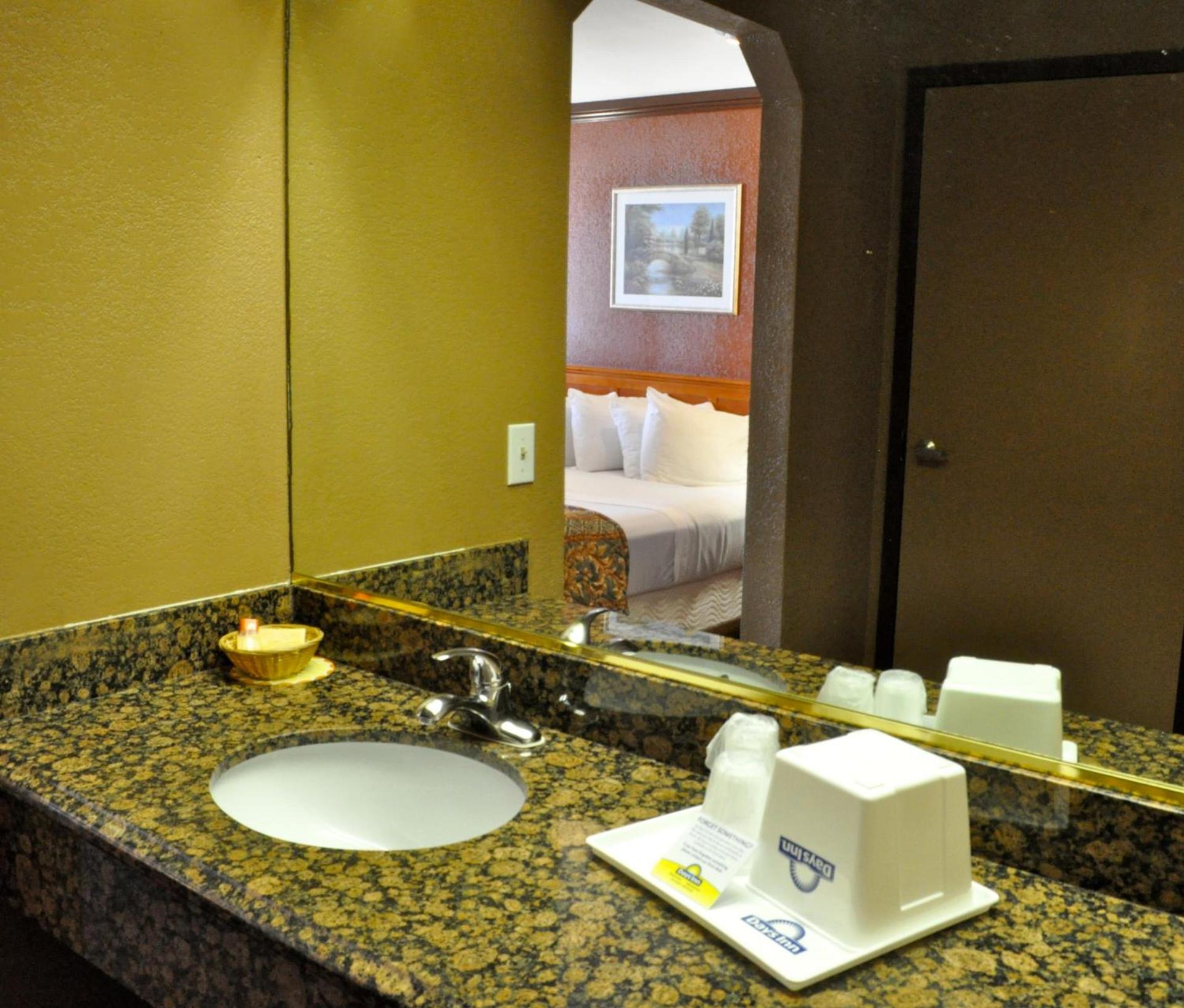 Days Inn by Wyndham Bishop photo 35