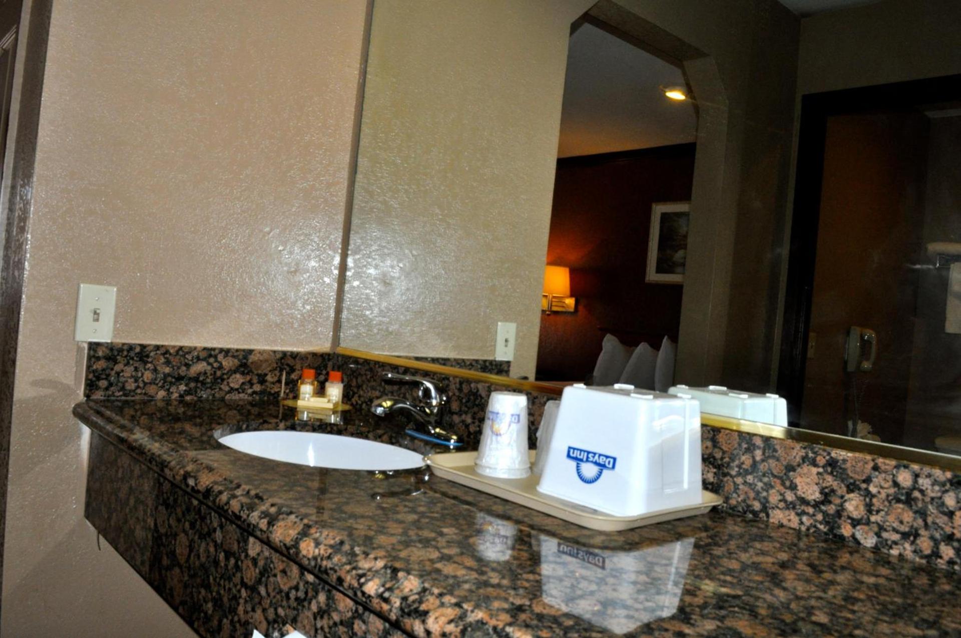 Days Inn by Wyndham Bishop photo 36