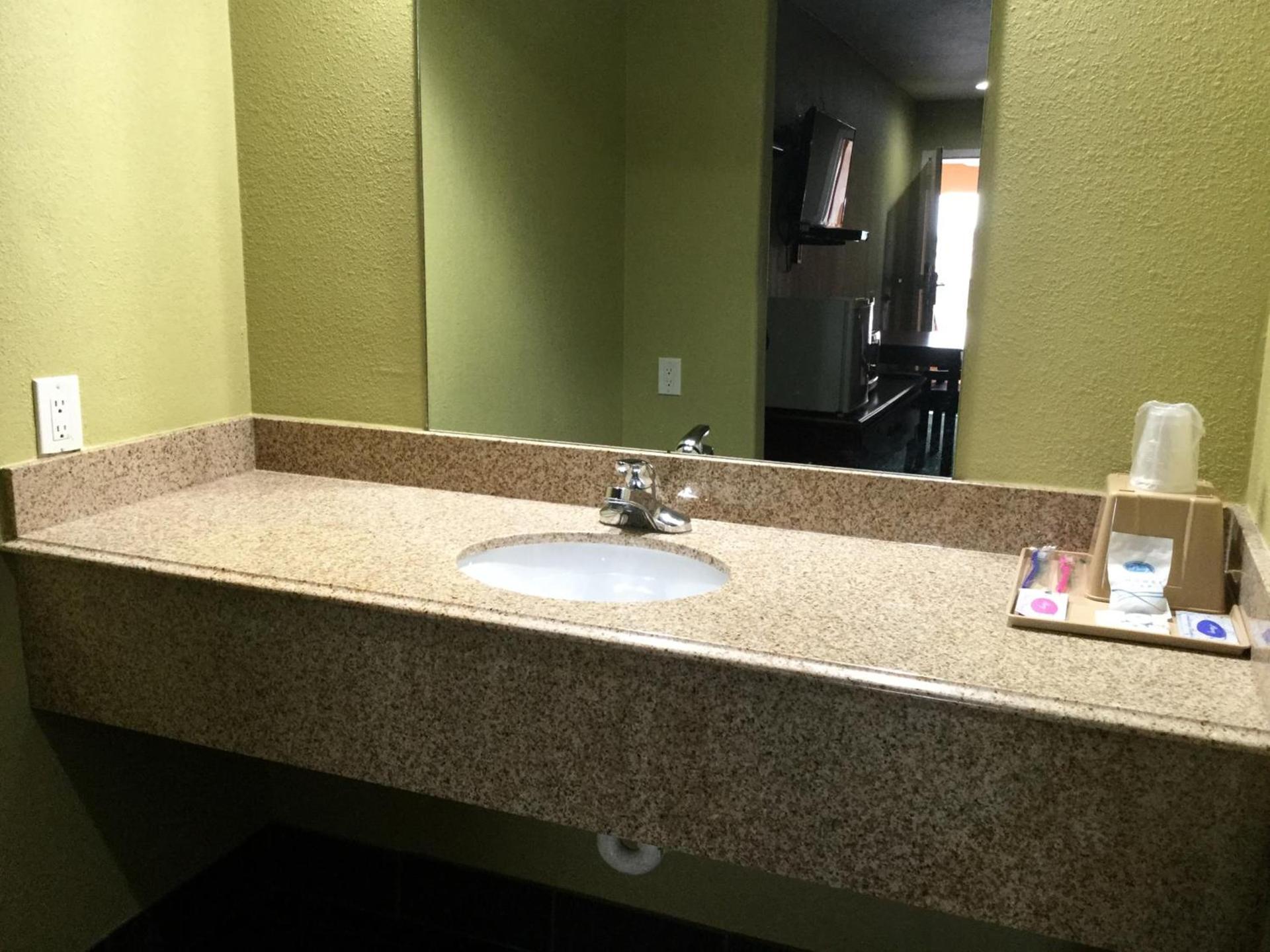 Moonlight Inn & Suites photo 4