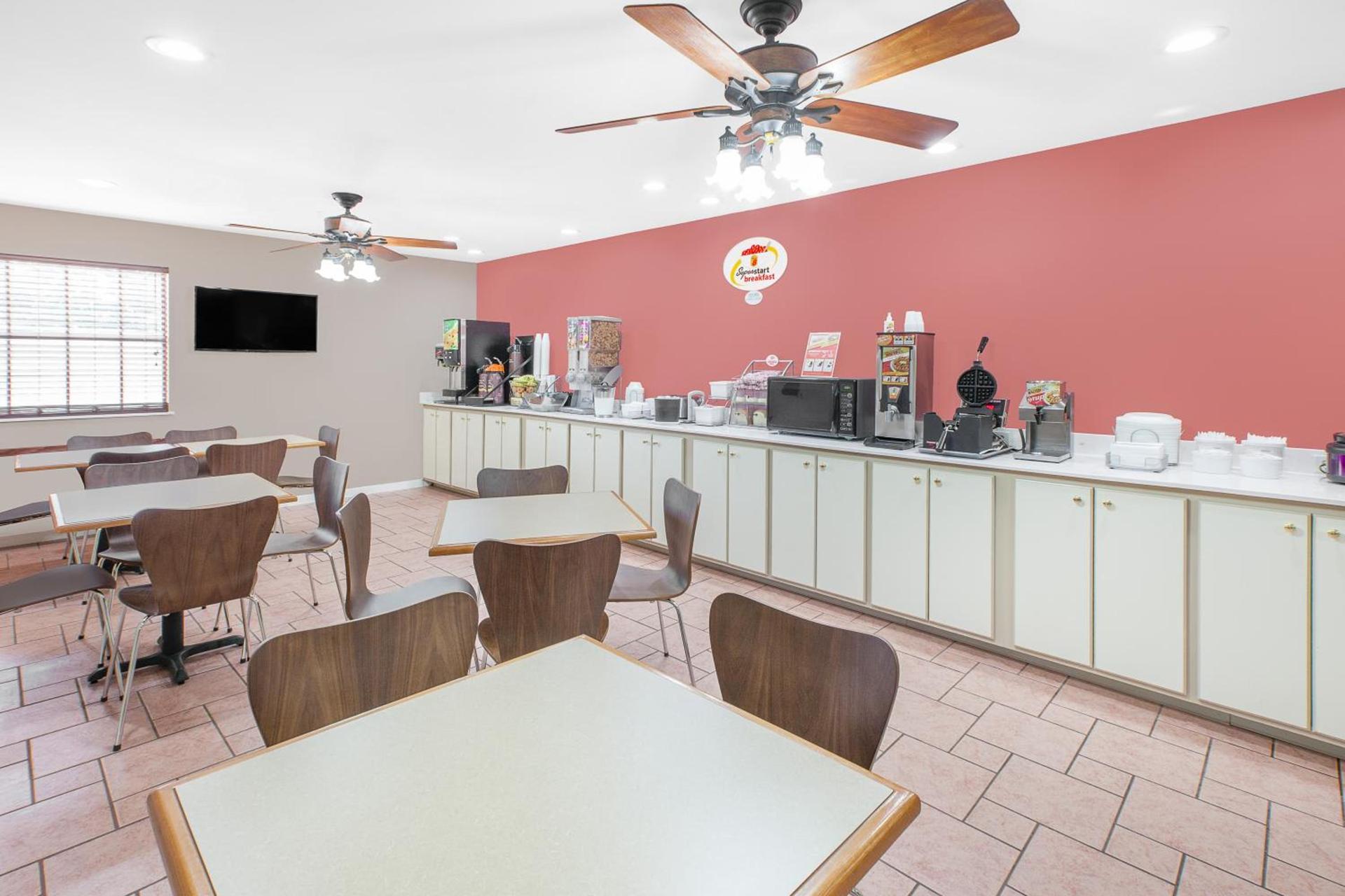 Super 8 by Wyndham Lowell/Bentonville/Rogers Area photo 5