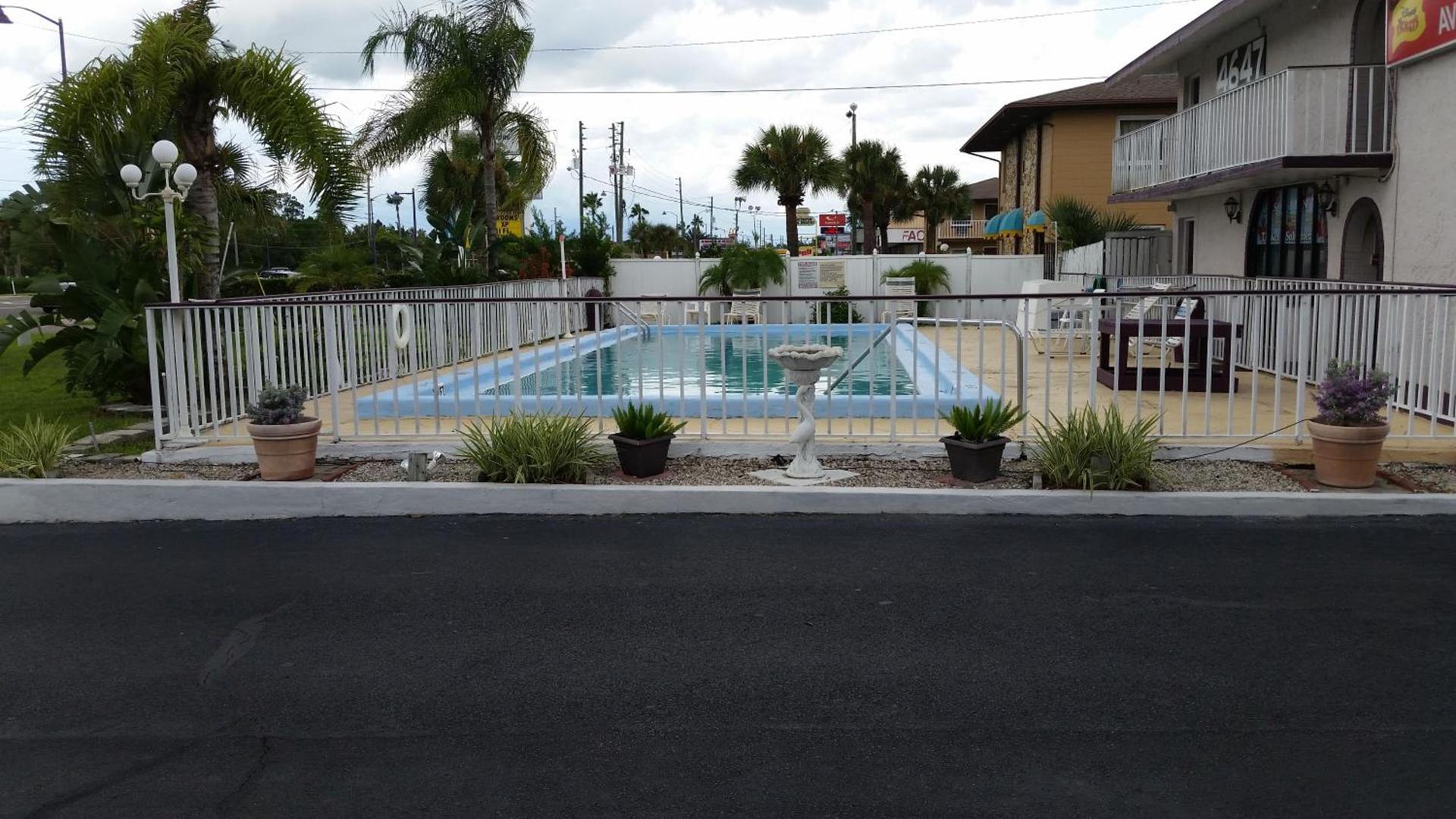Maple Leaf Inn & Suites photo 7