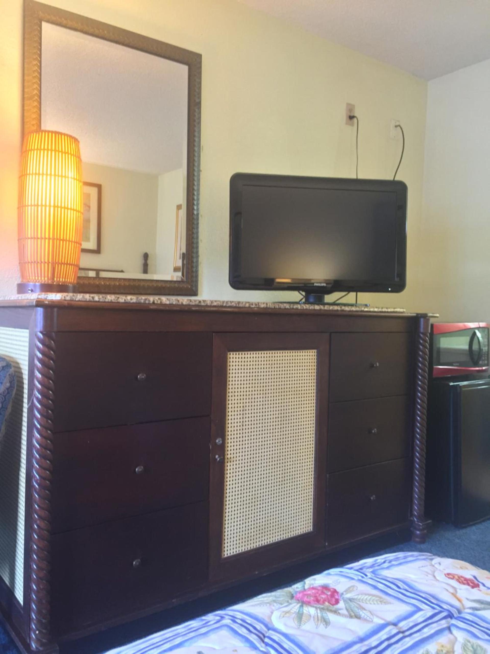 Maple Leaf Inn & Suites photo 18