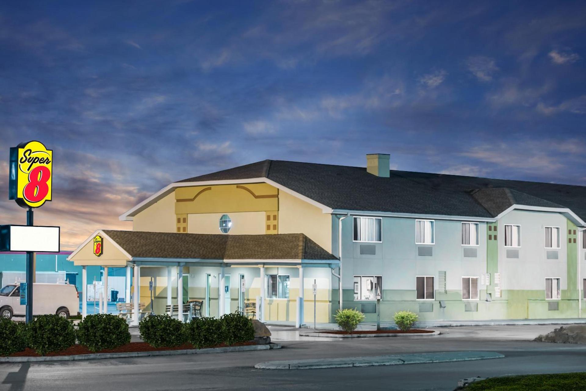 Super 8 by Wyndham Clearfield photo 16
