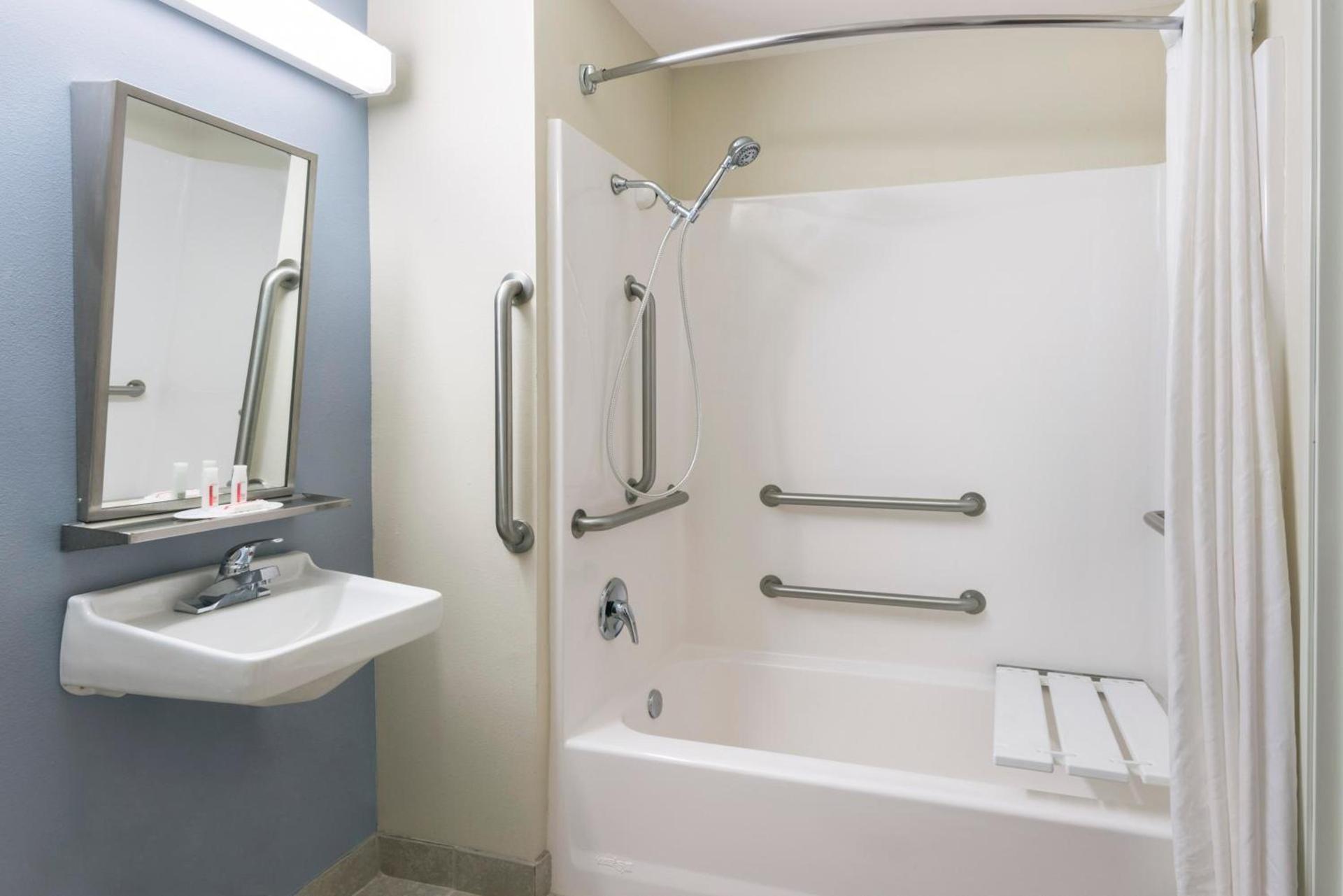 Microtel Inn and Suites Baton Rouge Airport photo 8