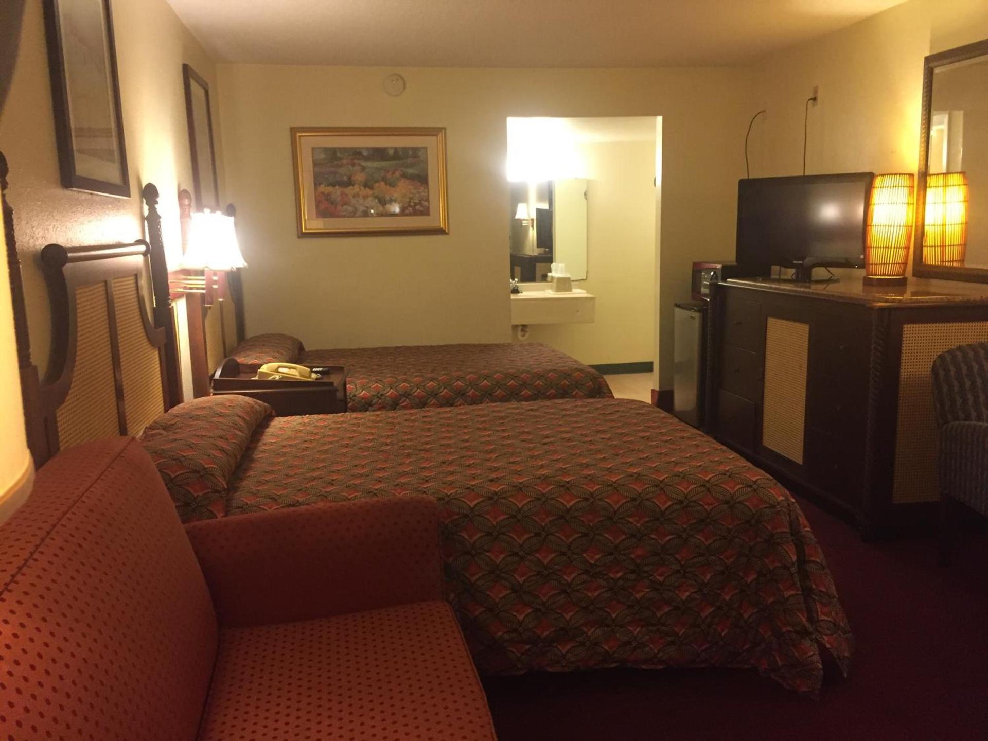 Maple Leaf Inn & Suites photo 17