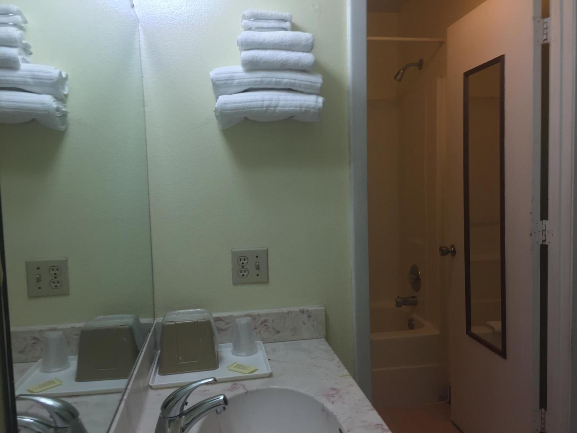 Maple Leaf Inn & Suites photo 16