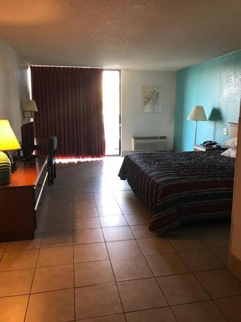 Howard Johnson by Wyndham Winter Haven FL photo 32