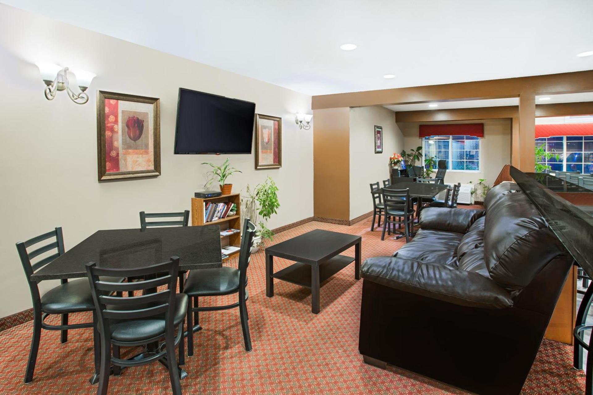 Microtel Inn & Suites by Wyndham Holland photo 19