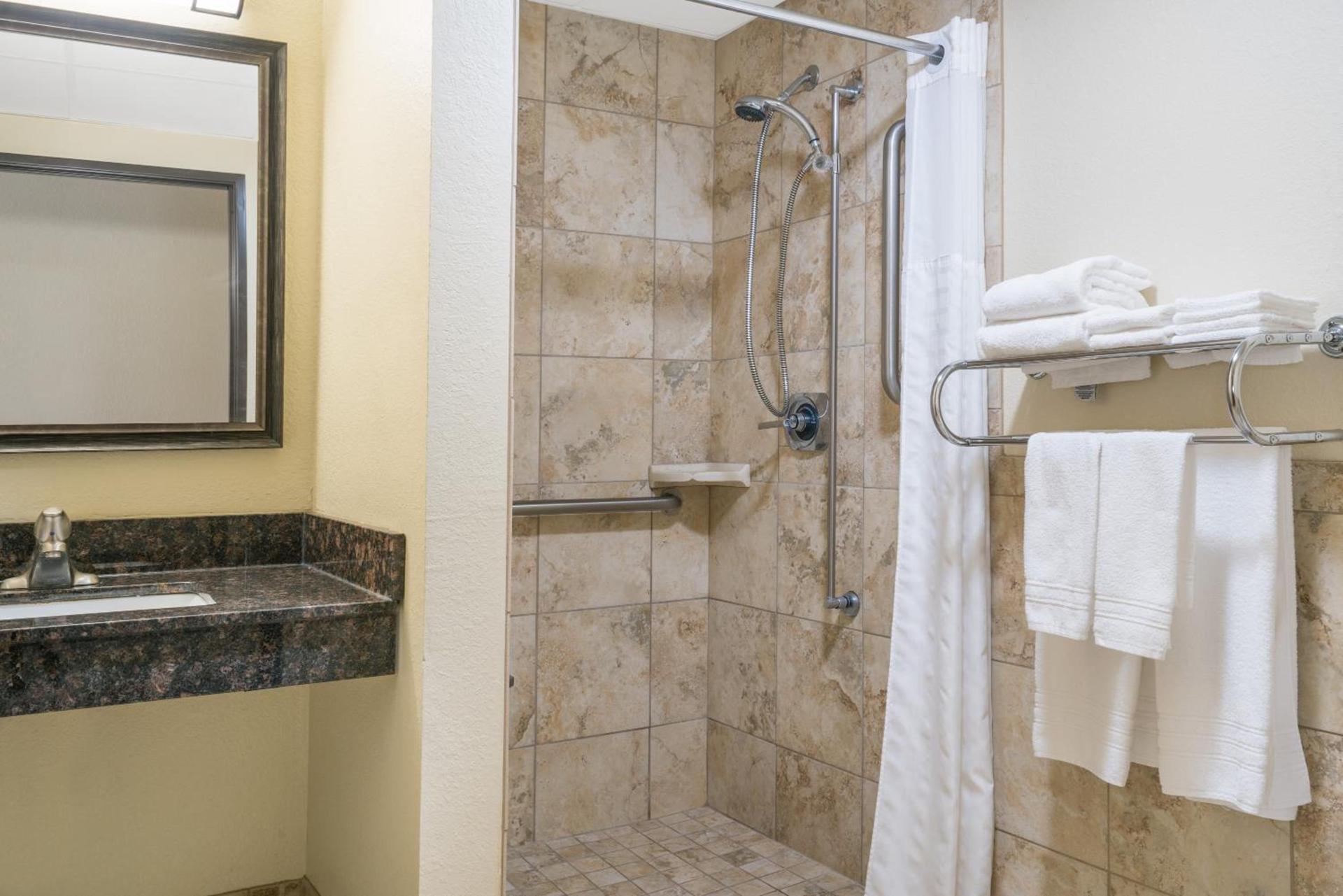 Days Inn & Suites by Wyndham Baxter Brainerd Area photo 28