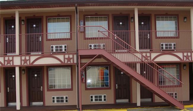 Colonial Inn Hammond photo 5