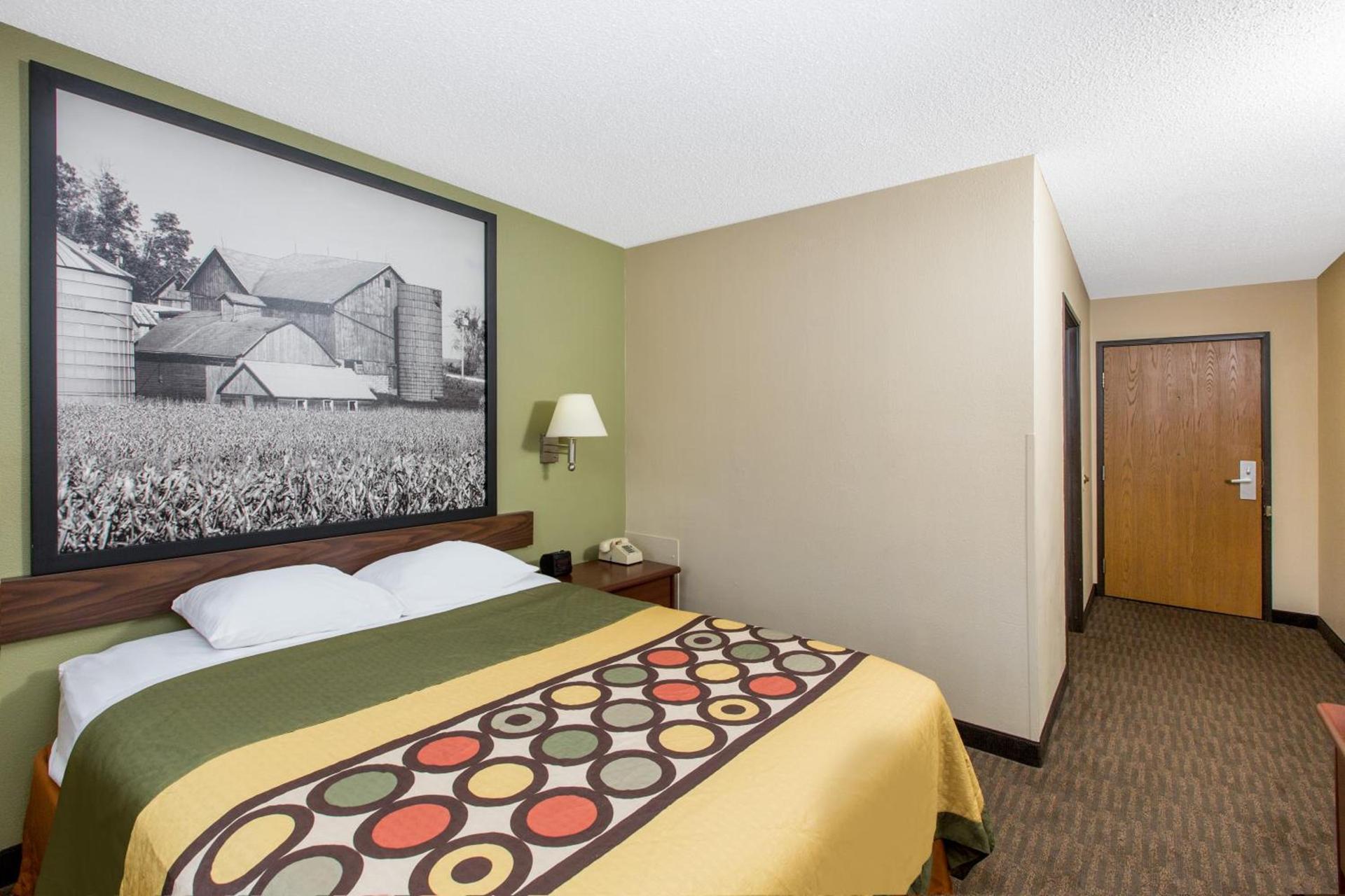 Super 8 by Wyndham Fairmont photo 33