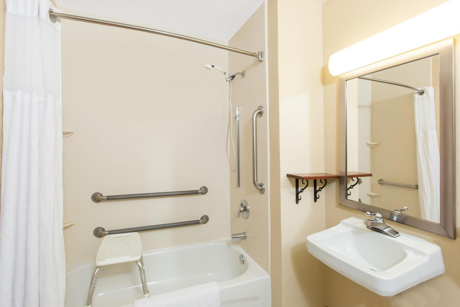 Super 8 by Wyndham Fairmont photo 32