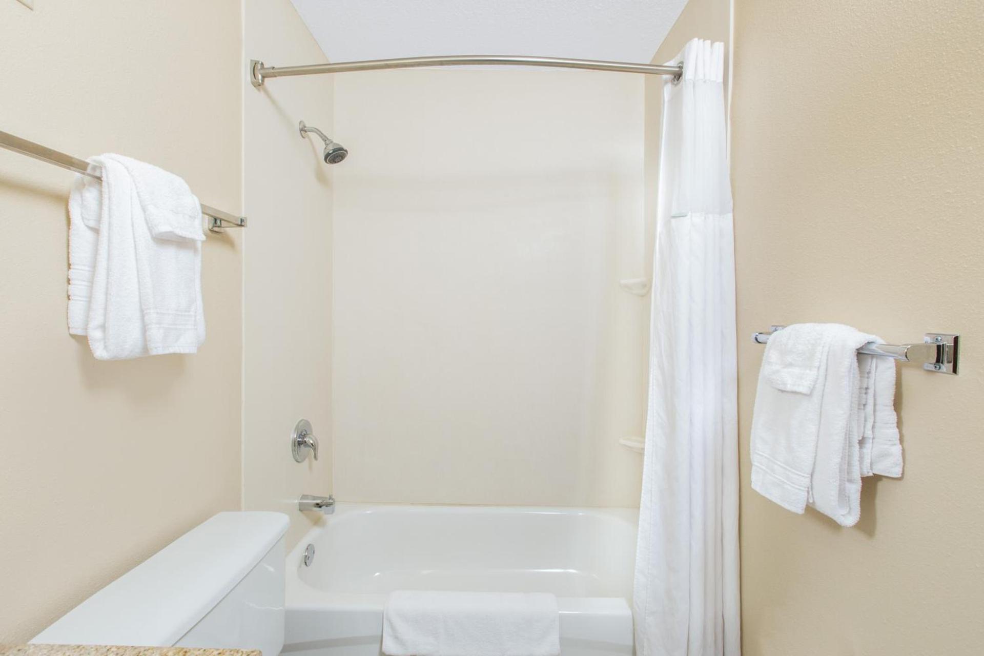 Super 8 by Wyndham Fairmont photo 27