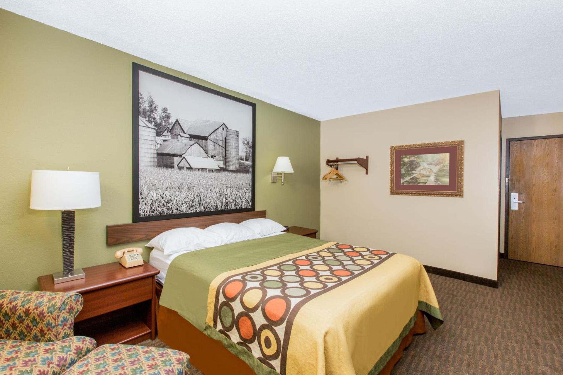 Super 8 by Wyndham Fairmont photo 25