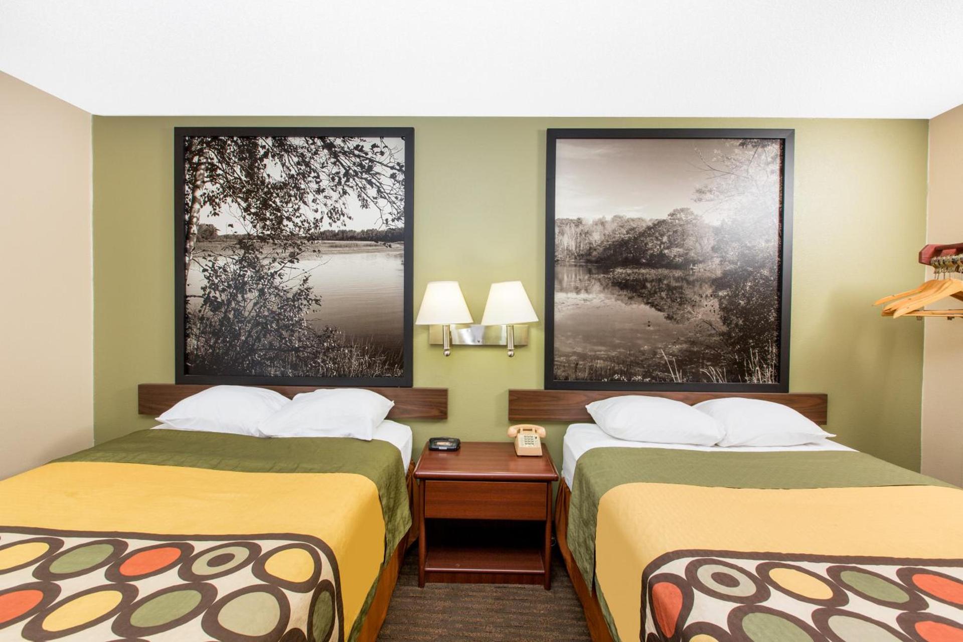 Super 8 by Wyndham Fairmont photo 29
